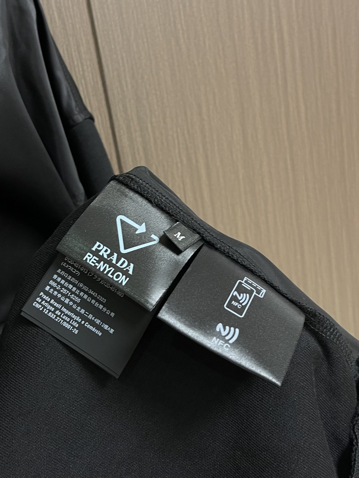 
Prada Milano 拼接卫衣，定制双织蛋白亚克光棉 以及提花数码尼龙幻料 质感卓越 舒适贴肤 经