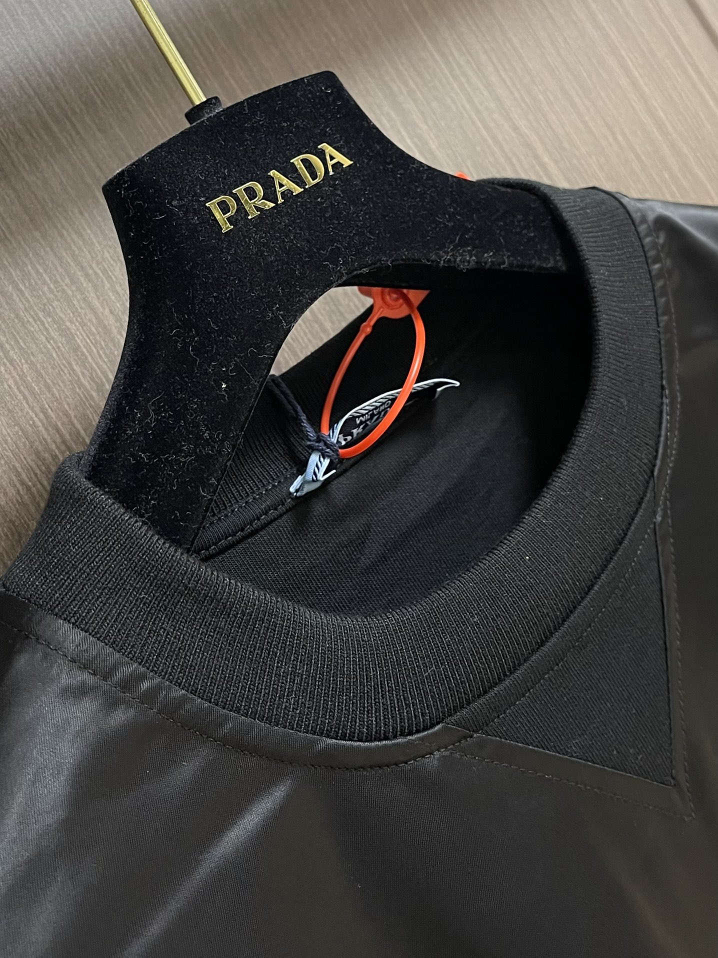 
Prada Milano 拼接卫衣，定制双织蛋白亚克光棉 以及提花数码尼龙幻料 质感卓越 舒适贴肤 经