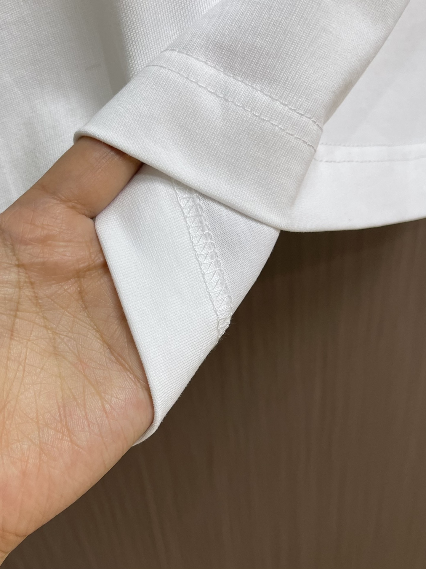 
Balenciaga 2025SS新款胶印立体logo印花圆领短袖T恤，面料采用定织定染全棉双纱。克重