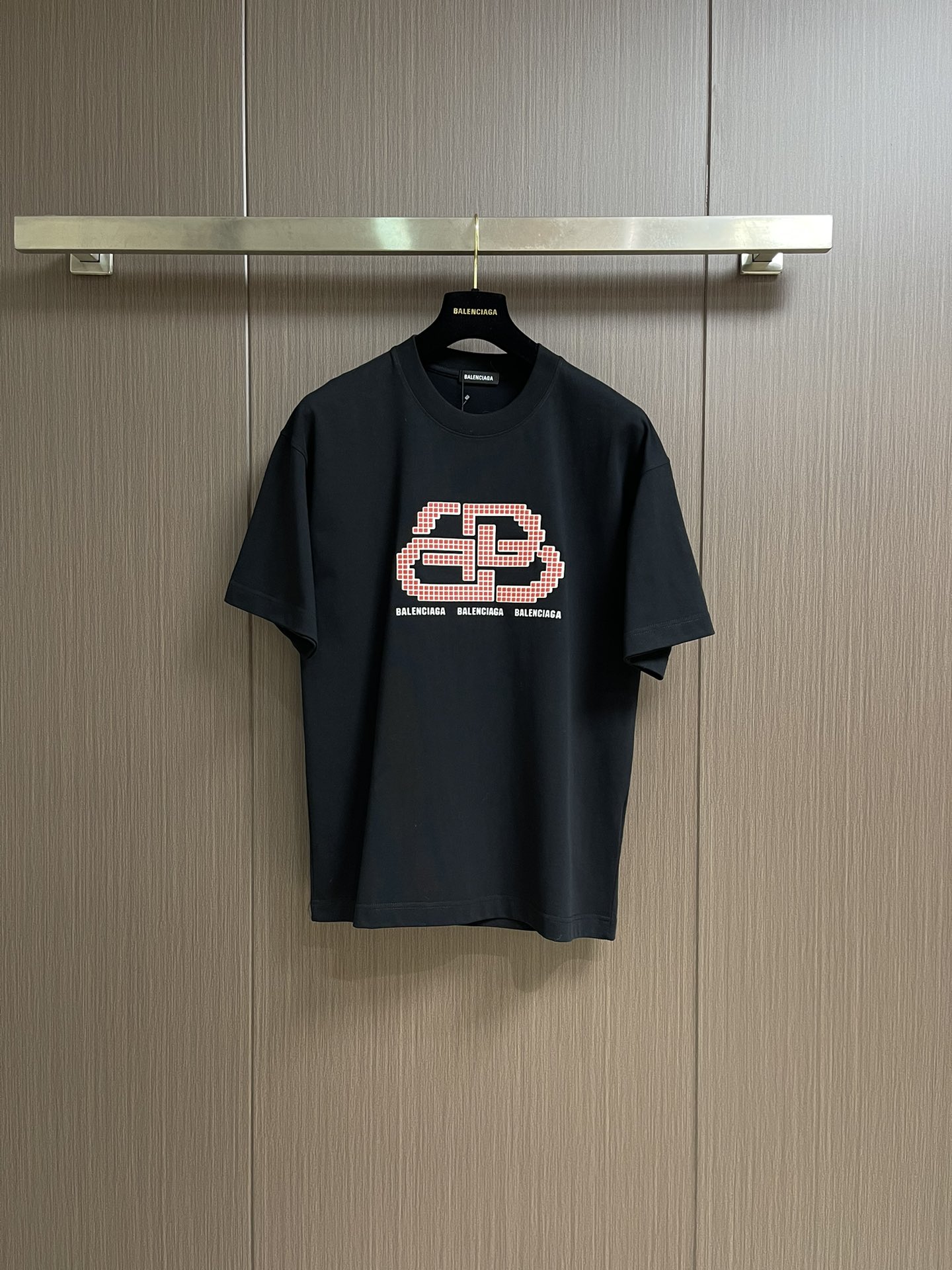 NO:518343,Balenciaga 2025SS new offset three-dimensional logo printed round neck short-sleeved T-shirt, the fabric is made of fixed woven and dyed cotton double yarn. The weight is 260 grams, and the cloth is clean.  The fabric is clear, soft and comfortable, and the threads are fixed dyed without color difference. The classic logo is printed with environmentally friendly imported materials, direct injection process of the dots, and the effect is three-dimensional. The style adopts os loose shoulder-length. Size S-XXL S-Size bust 110cm 73cm shoulder width 53cm M-Size bust 114cm 74cm shoulder width 55cm L-Size bust 118cm 75cm shoulder width 57cm XL-Size bust 122cm 76cm shoulder width 59cm XXL-Size bust 126cm 77cm shoulder width 61cm, balenciaga, T-shirt,tees, t-shirt,alexander wang19860909Balenciaga 2025SS新款胶印立体logo印花圆领短袖T恤,面料采用定织定染全棉双纱.克重260克,布面干净．布纹清晰,柔软舒适,螺纹采用定染无色差.经典logo采用环保进口材料印花,网点直喷工艺,效果立体. 版型采用os宽松落肩版型.尺码S-XXL S码胸围110cm衣长73cm肩宽53cm M码胸围114cm衣长74cm肩宽55cm L码胸围118cm 衣长75cm肩宽57cm XL码胸围122cm 衣长76cm肩宽59cm XXL码胸围126cm 衣长77cm 肩宽61cm,,balenciaga,T-shirt,tees，t-shirt,alexander wang,Men's clothing