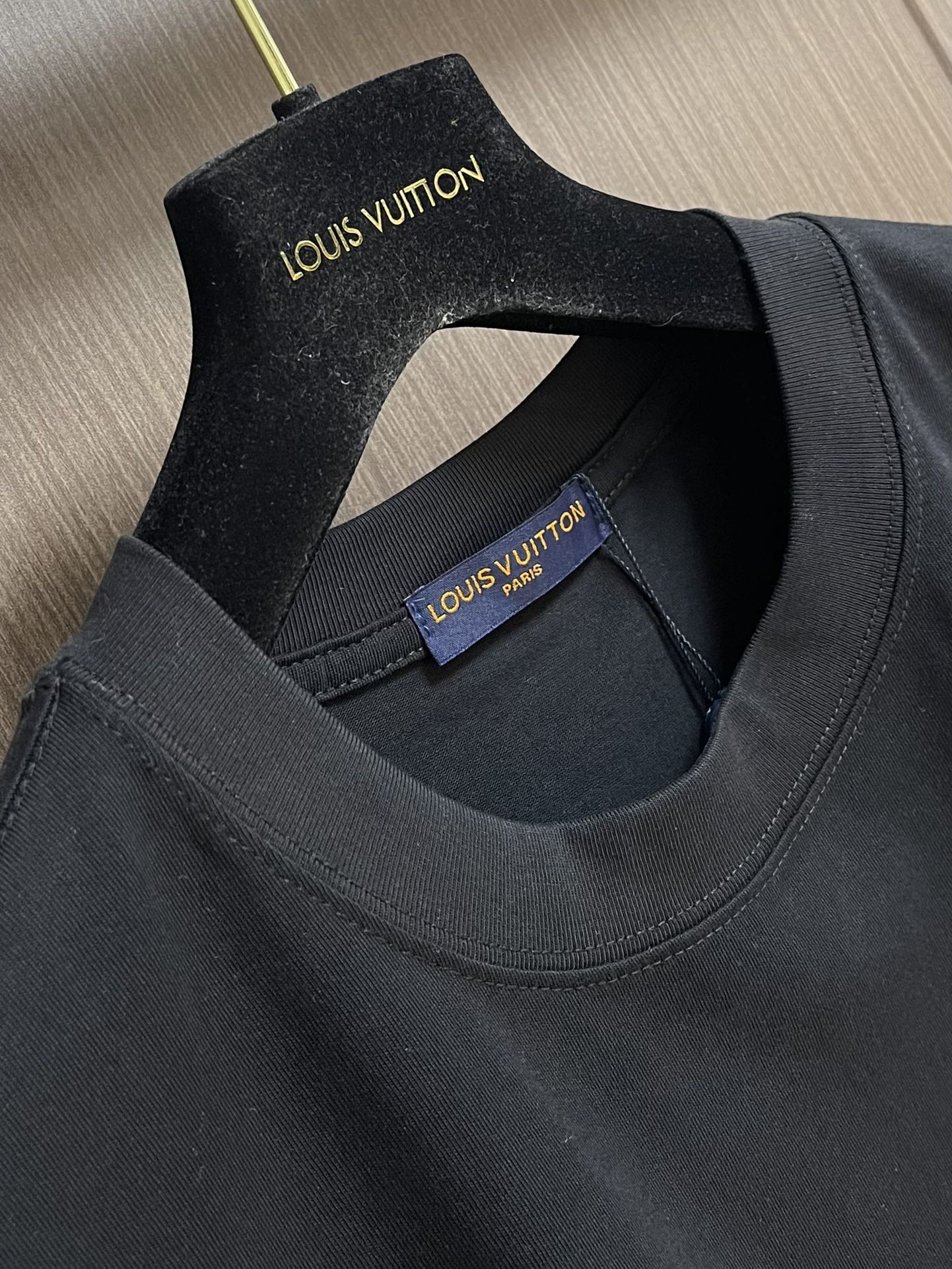 
LV 2025fw夏季新款涂鸦刺绣短袖t恤，定制260g全棉双纱紧密爽滑面料，布面干净，布纹清晰，手感