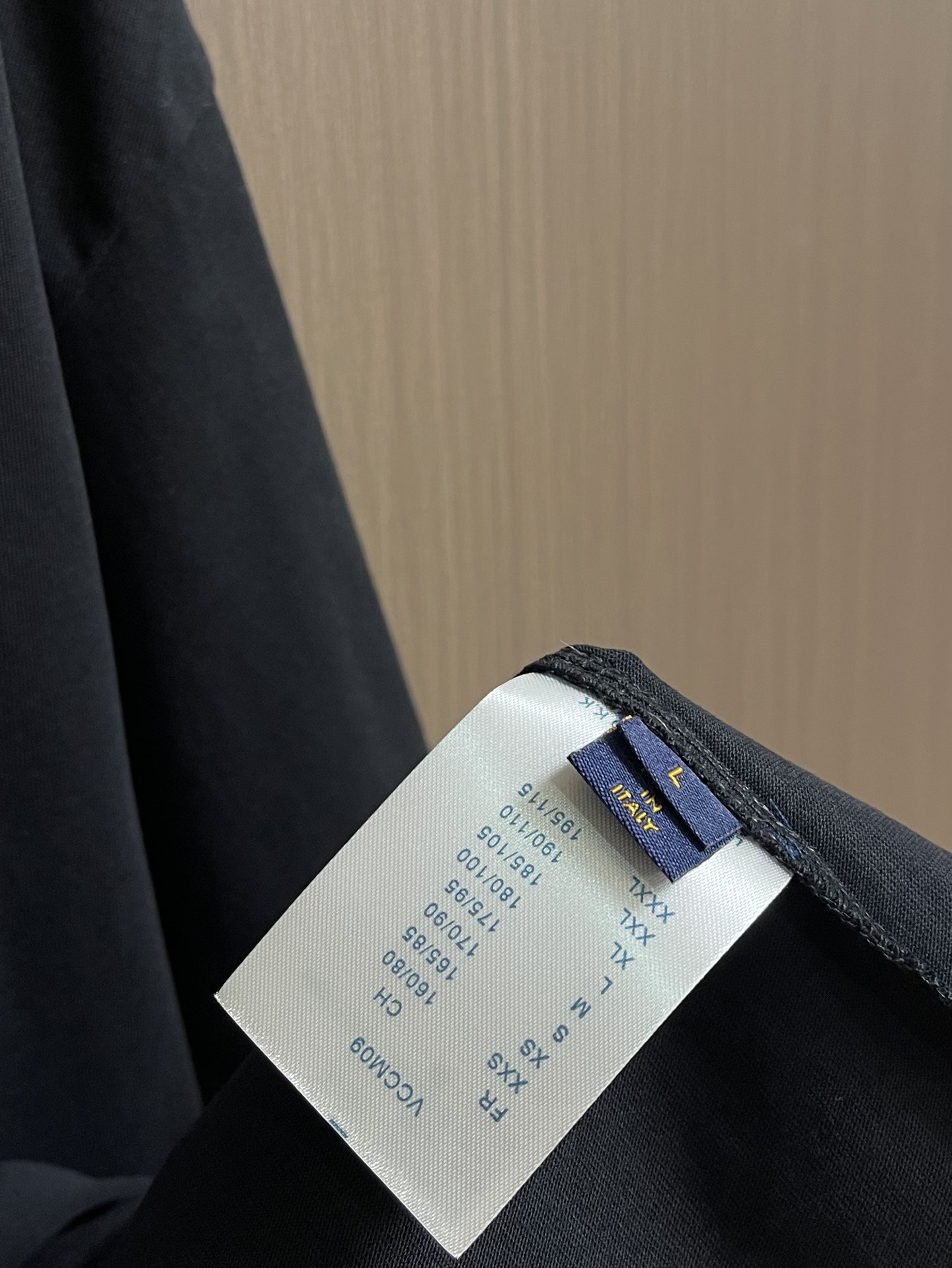 
LV 2025fw夏季新款涂鸦刺绣短袖t恤，定制260g全棉双纱紧密爽滑面料，布面干净，布纹清晰，手感