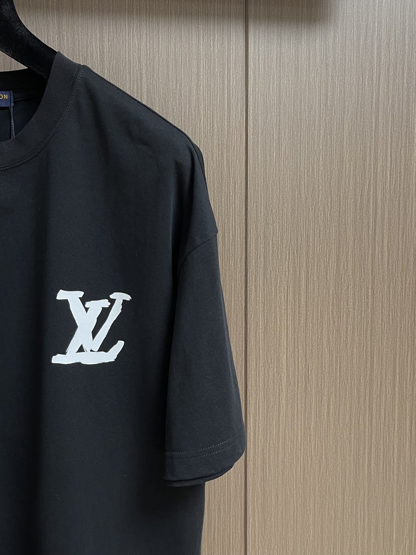 
LV 2025fw夏季新款涂鸦刺绣短袖t恤，定制260g全棉双纱紧密爽滑面料，布面干净，布纹清晰，手感