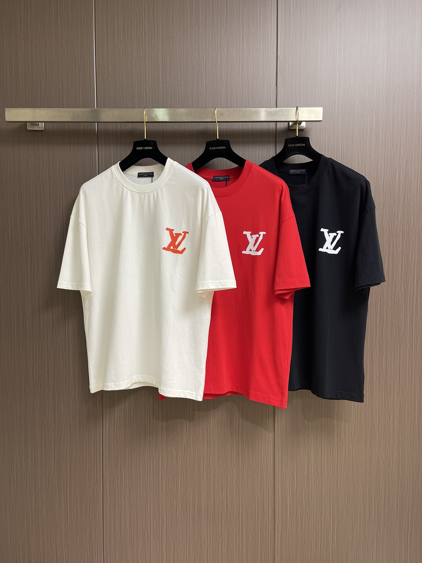 
LV 2025fw夏季新款涂鸦刺绣短袖t恤，定制260g全棉双纱紧密爽滑面料，布面干净，布纹清晰，手感