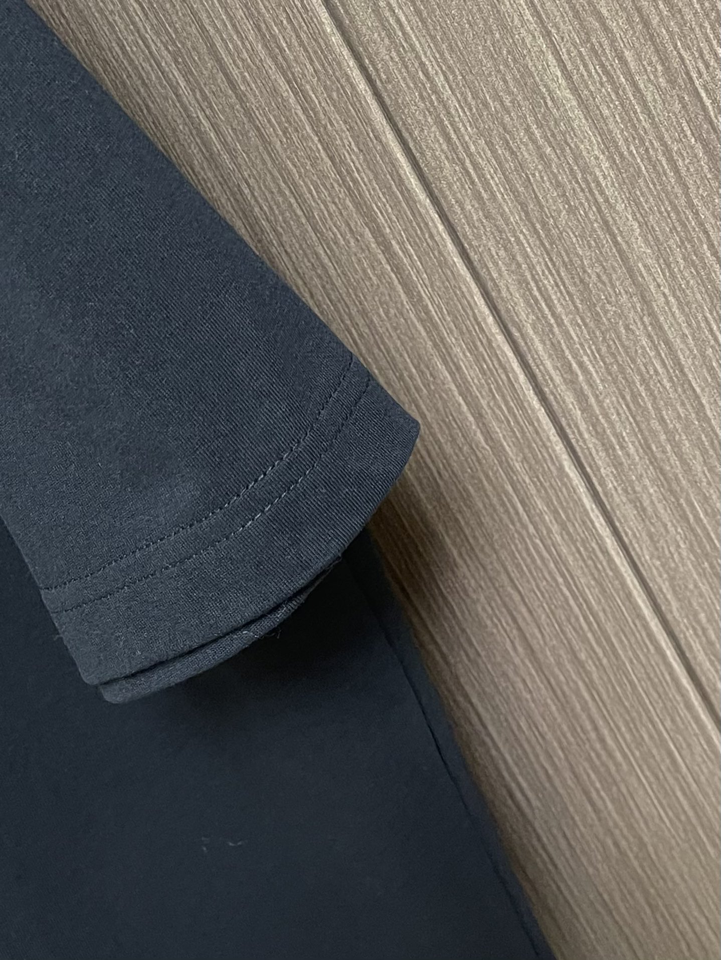 
LV 2025fw夏季新款涂鸦刺绣短袖t恤，定制260g全棉双纱紧密爽滑面料，布面干净，布纹清晰，手感