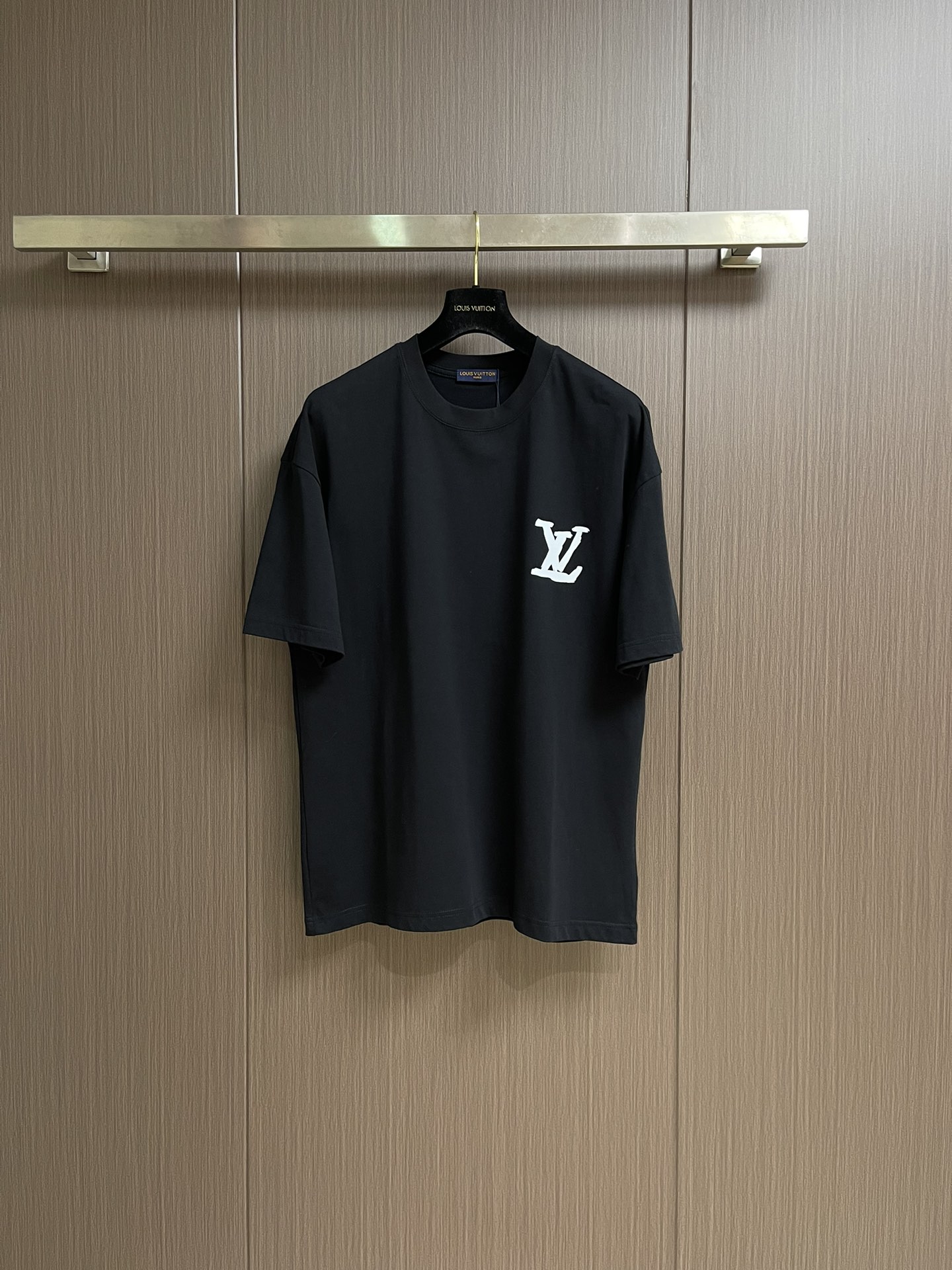 
LV 2025fw夏季新款涂鸦刺绣短袖t恤，定制260g全棉双纱紧密爽滑面料，布面干净，布纹清晰，手感