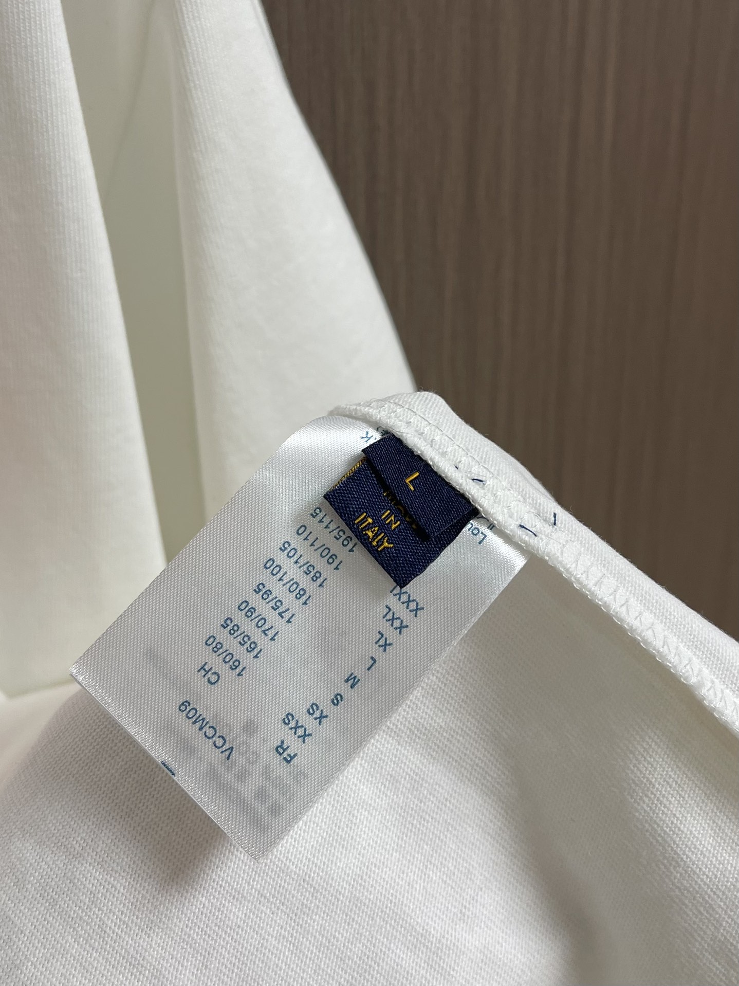 
LV 2025fw夏季新款涂鸦刺绣短袖t恤，定制260g全棉双纱紧密爽滑面料，布面干净，布纹清晰，手感