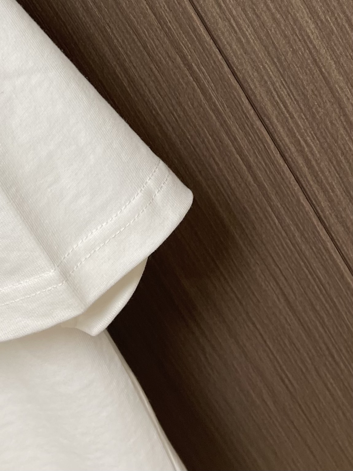 
LV 2025fw夏季新款涂鸦刺绣短袖t恤，定制260g全棉双纱紧密爽滑面料，布面干净，布纹清晰，手感