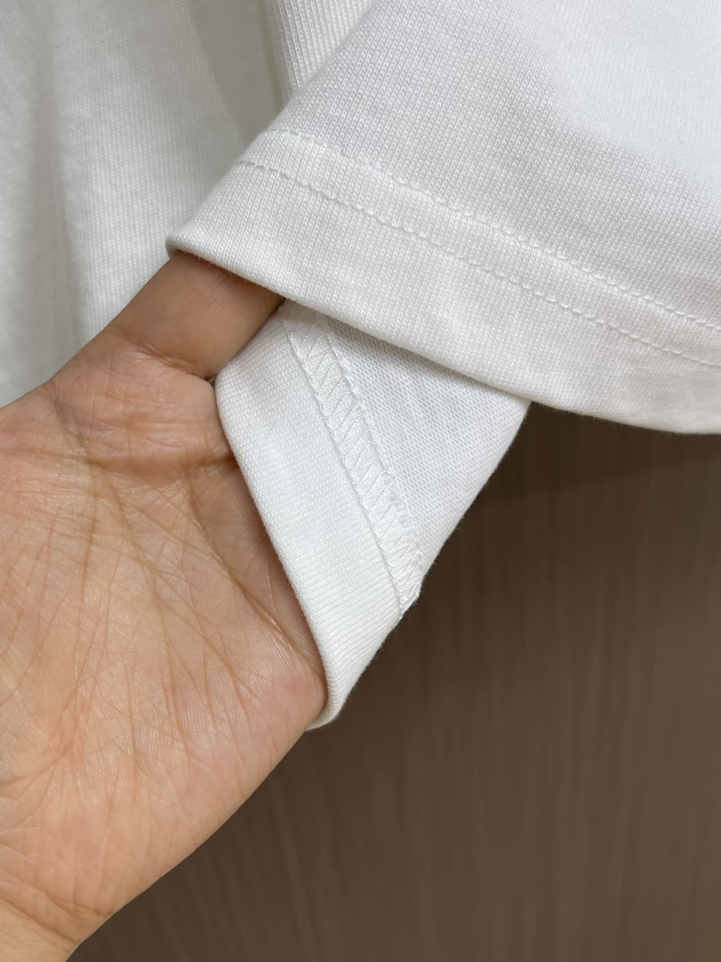 
LV 2025fw夏季新款涂鸦刺绣短袖t恤，定制260g全棉双纱紧密爽滑面料，布面干净，布纹清晰，手感