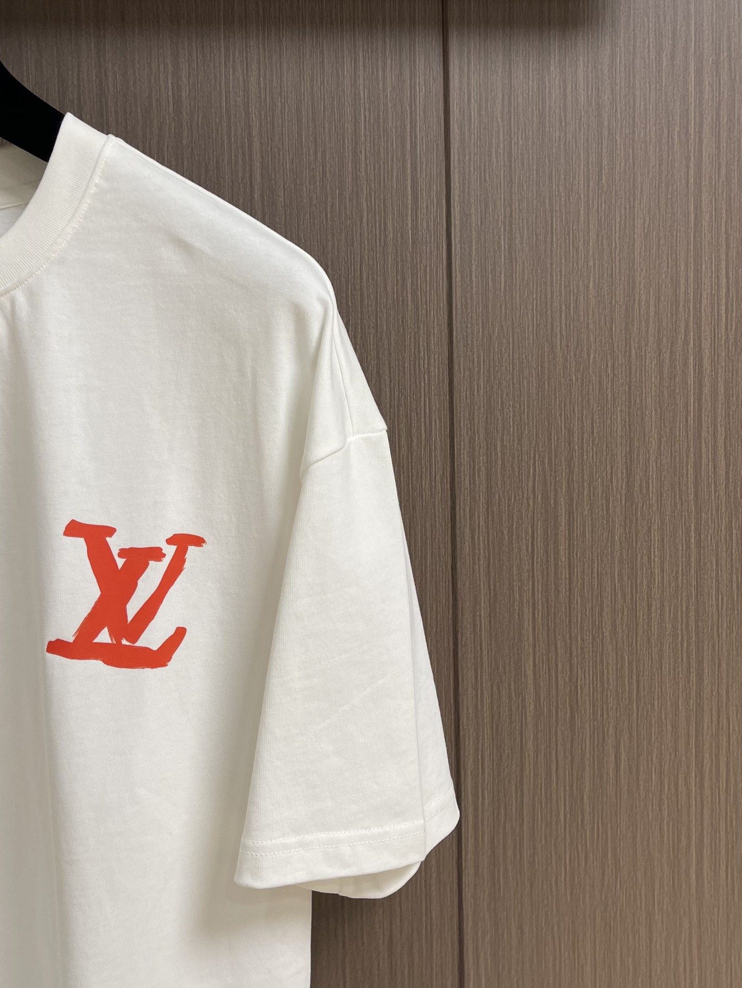 
LV 2025fw夏季新款涂鸦刺绣短袖t恤，定制260g全棉双纱紧密爽滑面料，布面干净，布纹清晰，手感