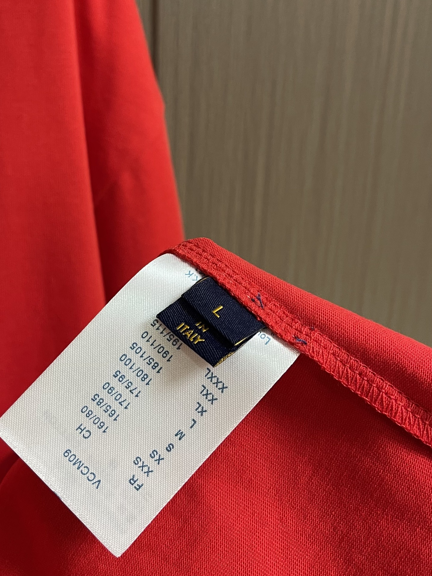 
LV 2025fw夏季新款涂鸦刺绣短袖t恤，定制260g全棉双纱紧密爽滑面料，布面干净，布纹清晰，手感