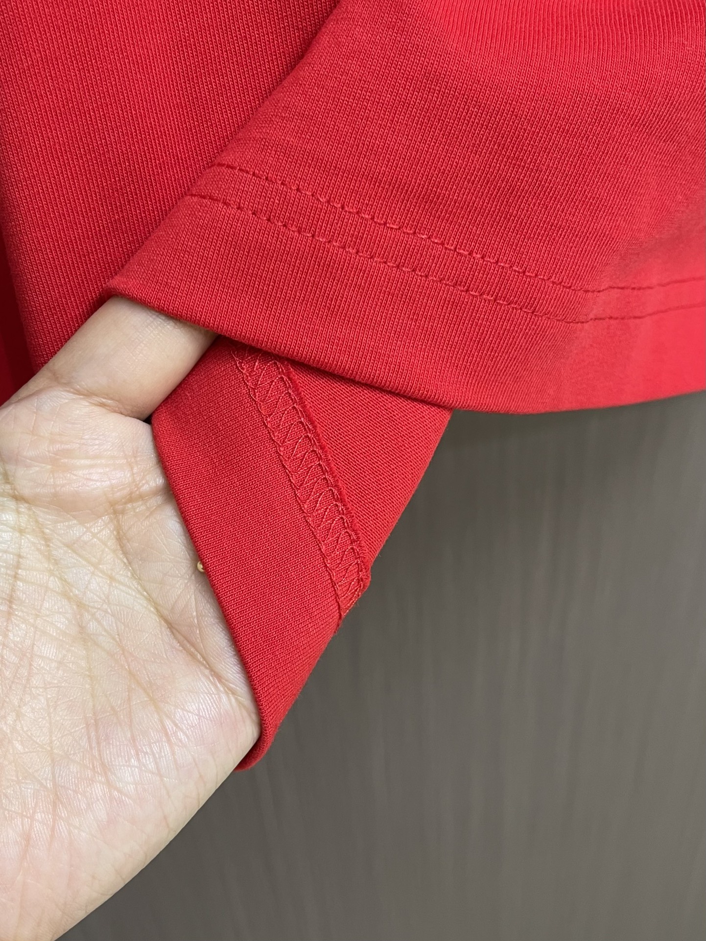 
LV 2025fw夏季新款涂鸦刺绣短袖t恤，定制260g全棉双纱紧密爽滑面料，布面干净，布纹清晰，手感