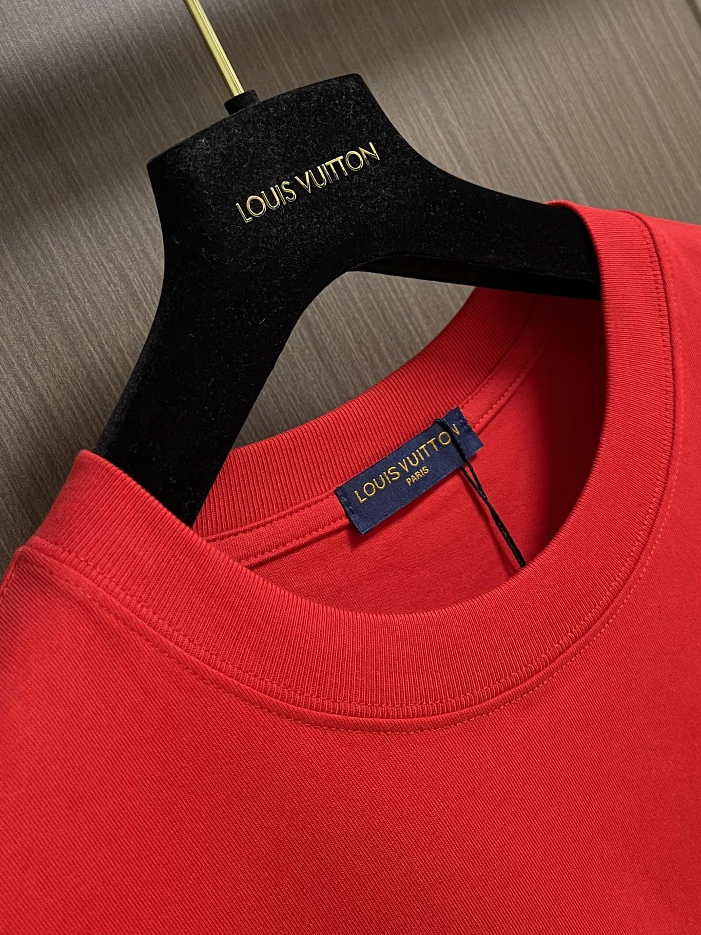 
LV 2025fw夏季新款涂鸦刺绣短袖t恤，定制260g全棉双纱紧密爽滑面料，布面干净，布纹清晰，手感