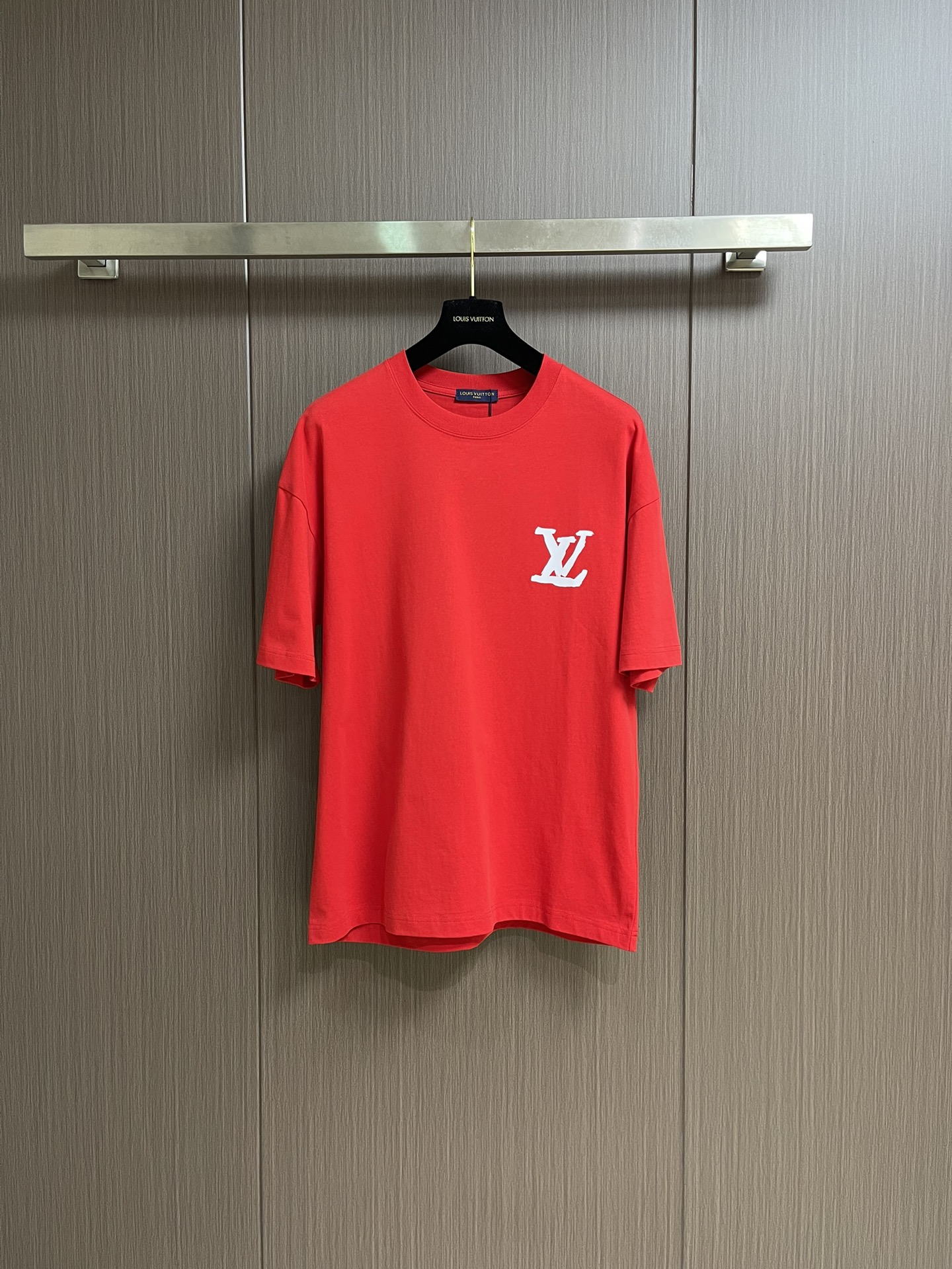 NO:518356,LV 2025fw summer new graffiti embroidered short-sleeved T-shirt, customized 260g cotton double yarn tight and smooth fabric, clean cloth surface, clear cloth pattern, very delicate and solid feel, more strong, tight and wear-resistant, three-dimensional positioning and tailoring of the dress. Size M-XXL,,louis vuitton, T-shirt,tees, t-shirt,alexander wang19860909LV 2025fw夏季新款涂鸦刺绣短袖t恤,定制260g全棉双纱紧密爽滑面料,布面干净,布纹清晰,手感非常细腻扎实,更加力挺 紧实耐磨,整衣立体定位剪裁.尺码M-XXL,,louis vuitton,T-shirt,tees，t-shirt,alexander wang,Men's clothing