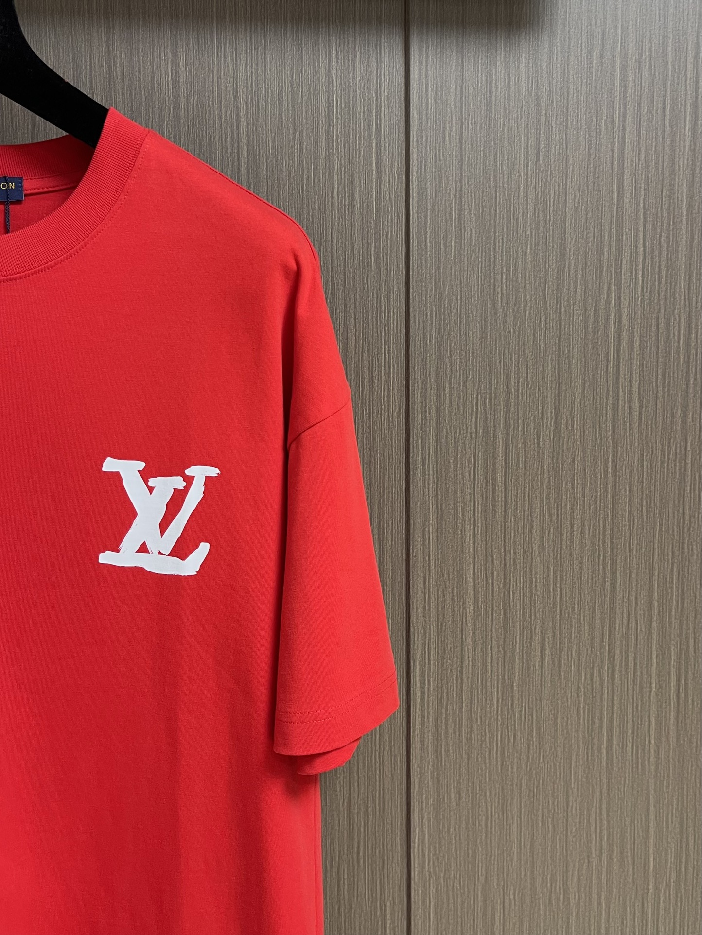 
LV 2025fw夏季新款涂鸦刺绣短袖t恤，定制260g全棉双纱紧密爽滑面料，布面干净，布纹清晰，手感