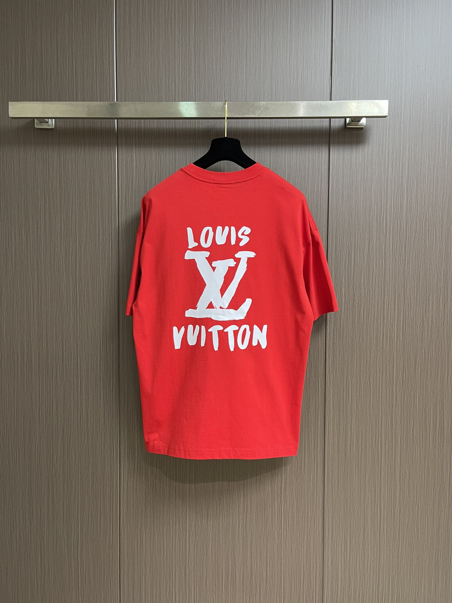 
LV 2025fw夏季新款涂鸦刺绣短袖t恤，定制260g全棉双纱紧密爽滑面料，布面干净，布纹清晰，手感