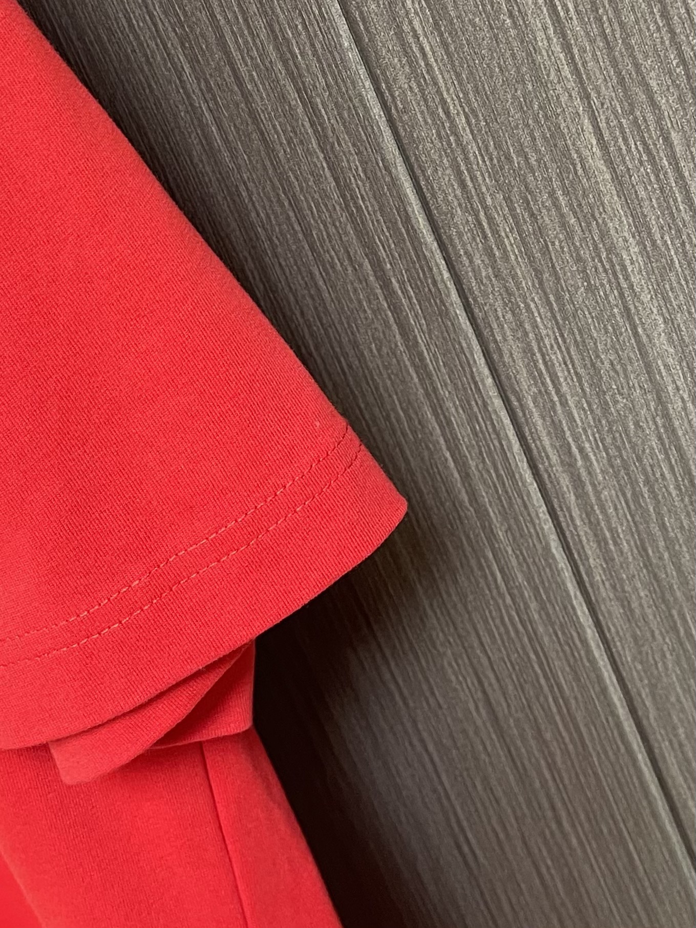 
LV 2025fw夏季新款涂鸦刺绣短袖t恤，定制260g全棉双纱紧密爽滑面料，布面干净，布纹清晰，手感