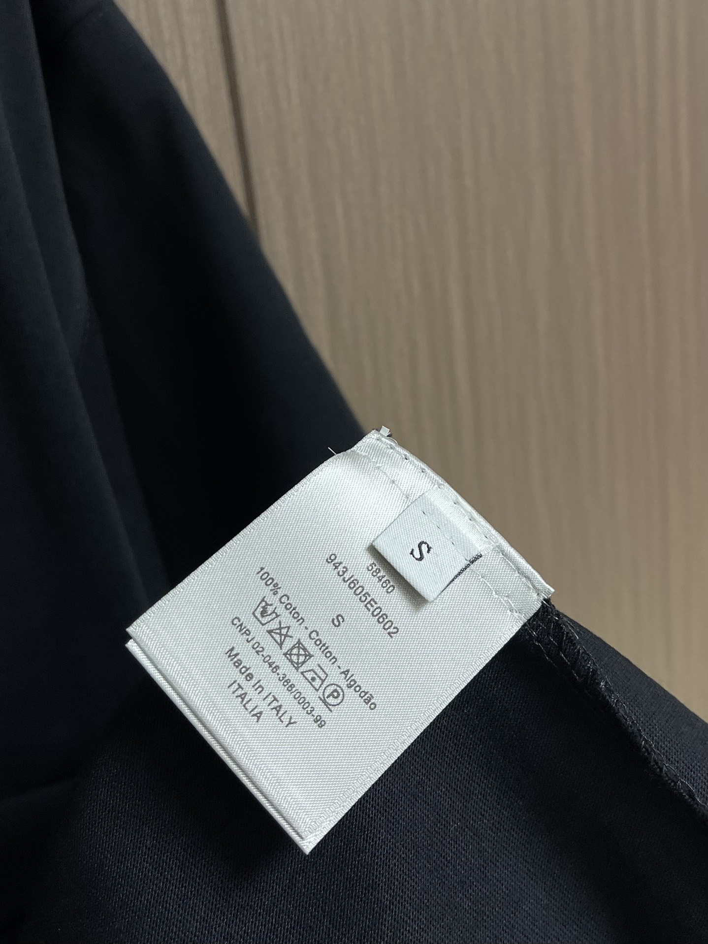 
Dior 2025SS早秋新款手绘涂鸦图案圆领短袖T恤，纯棉面料，上身柔软，舒适透气，质感十足！做工精