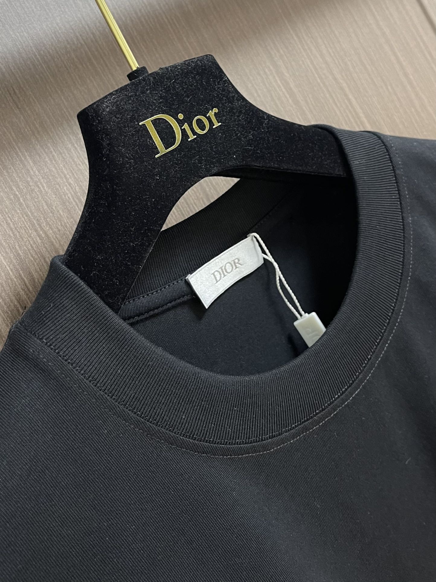
Dior 2025SS早秋新款手绘涂鸦图案圆领短袖T恤，纯棉面料，上身柔软，舒适透气，质感十足！做工精