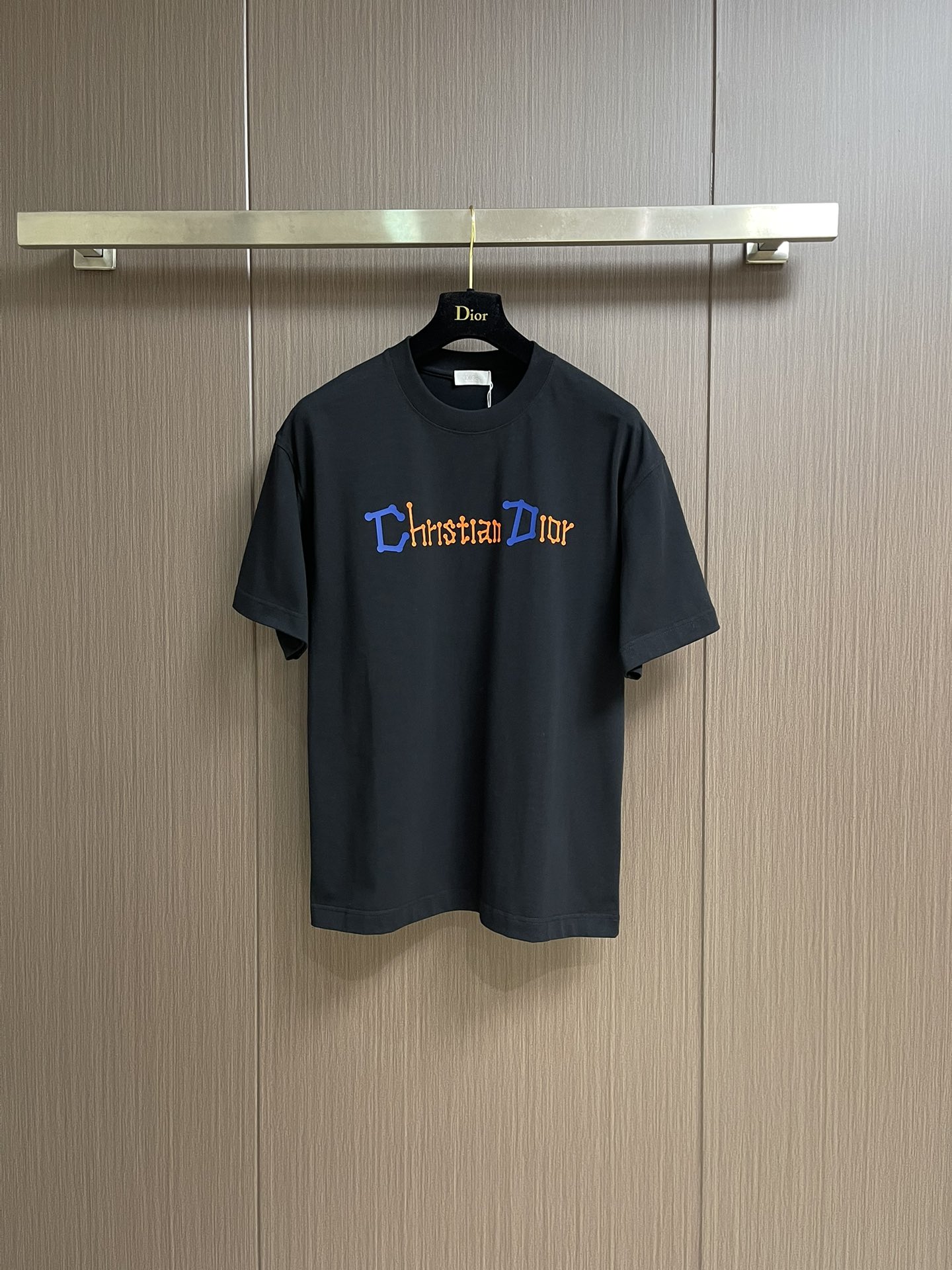 
Dior 2025SS早秋新款手绘涂鸦图案圆领短袖T恤，纯棉面料，上身柔软，舒适透气，质感十足！做工精