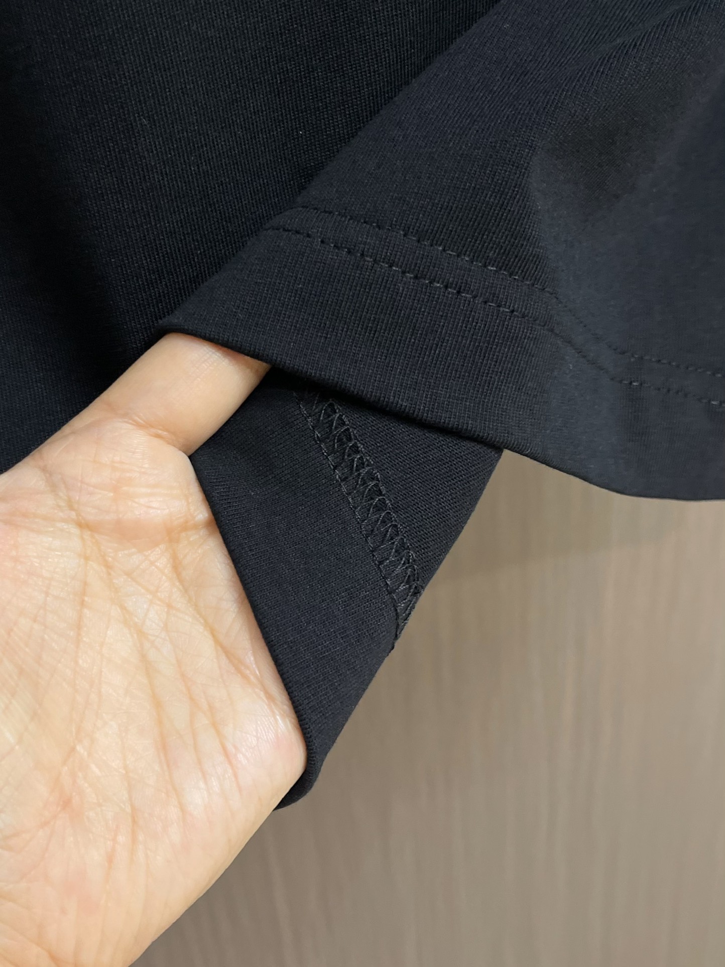 
Dior 2025SS早秋新款手绘涂鸦图案圆领短袖T恤，纯棉面料，上身柔软，舒适透气，质感十足！做工精