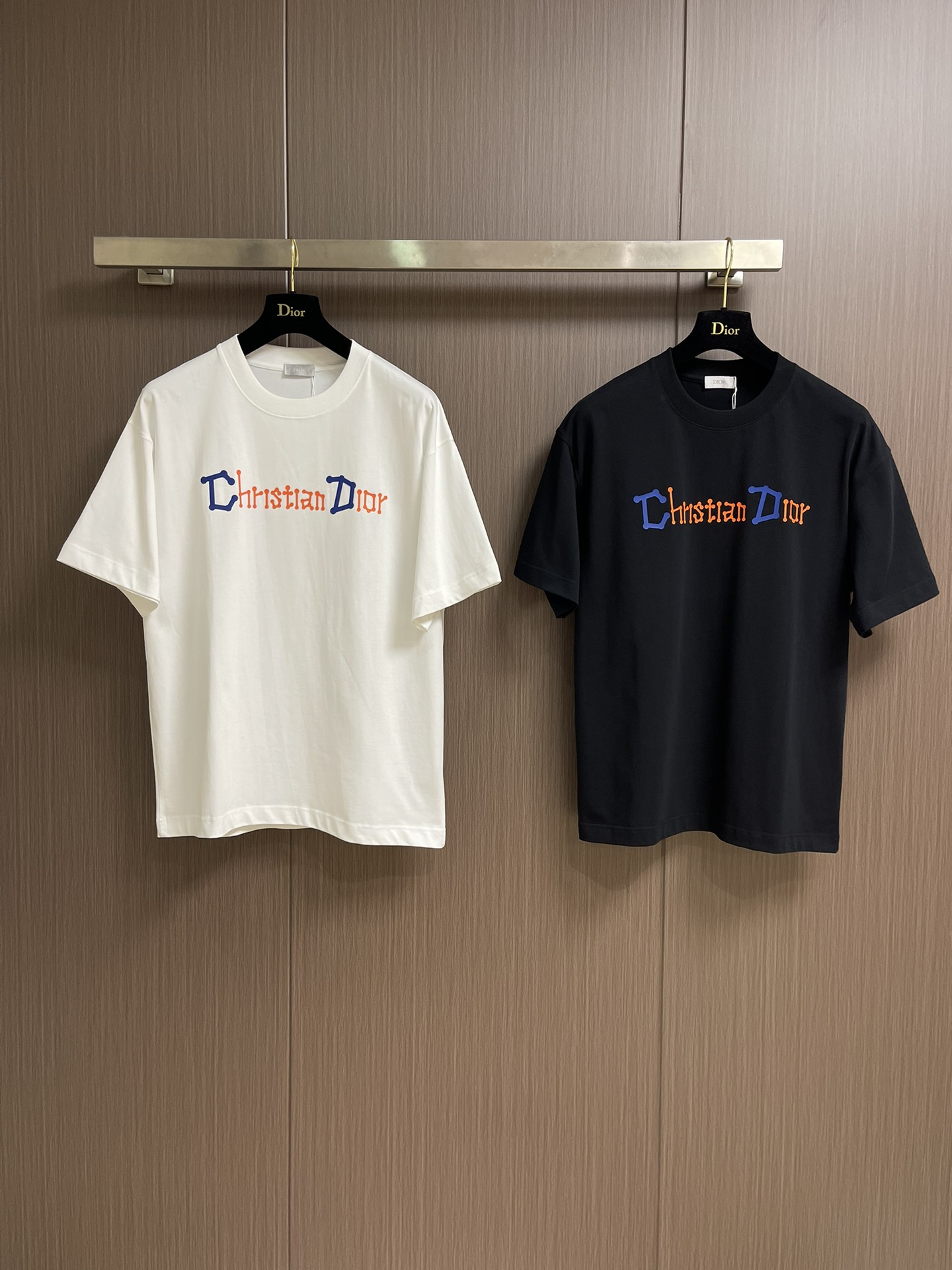 
Dior 2025SS早秋新款手绘涂鸦图案圆领短袖T恤，纯棉面料，上身柔软，舒适透气，质感十足！做工精