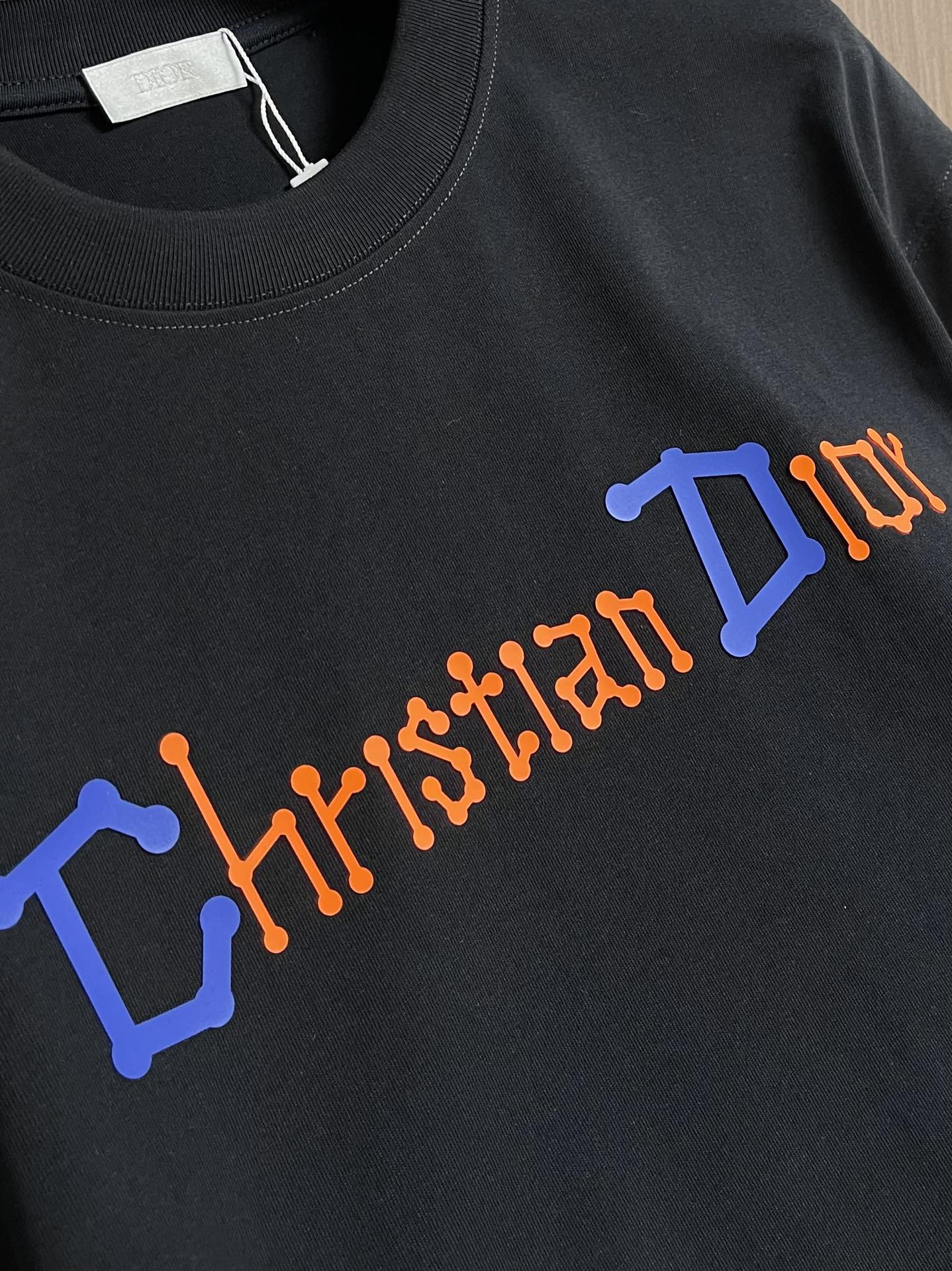 
Dior 2025SS早秋新款手绘涂鸦图案圆领短袖T恤，纯棉面料，上身柔软，舒适透气，质感十足！做工精