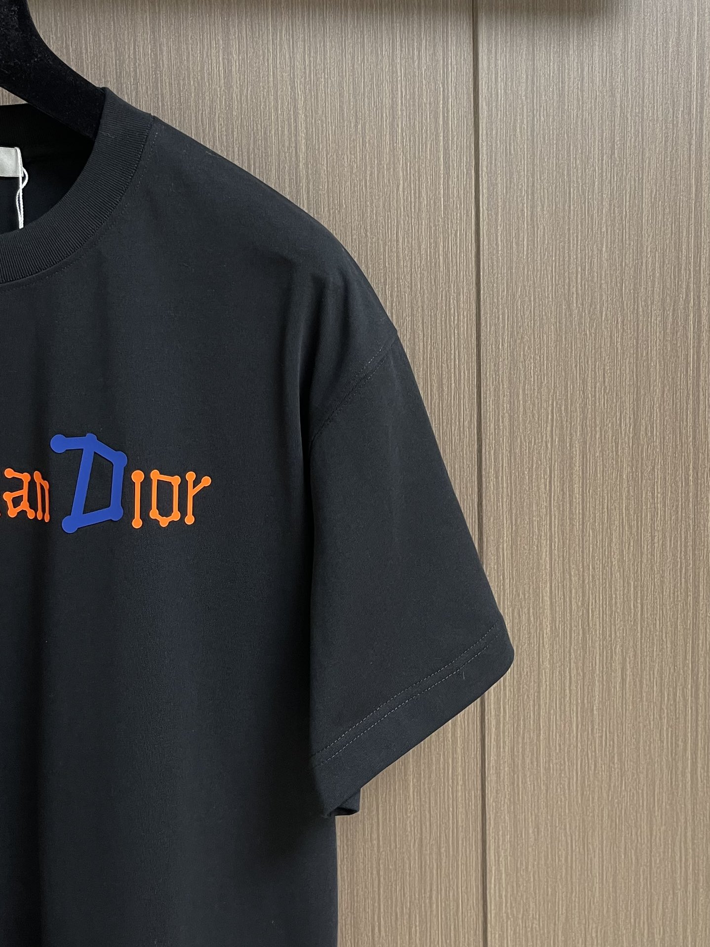 
Dior 2025SS早秋新款手绘涂鸦图案圆领短袖T恤，纯棉面料，上身柔软，舒适透气，质感十足！做工精
