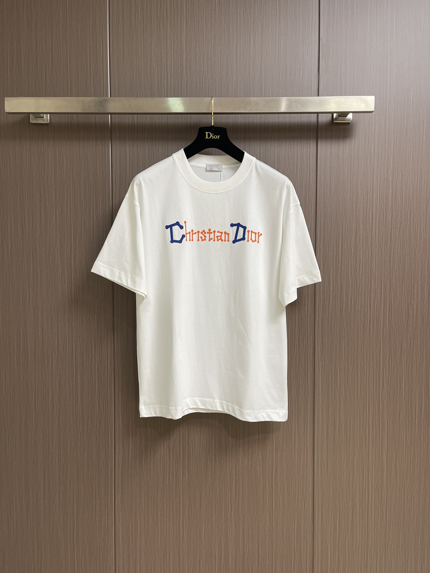 NO:518344,Dior 2025SS early autumn new hand-painted graffiti pattern round neck short-sleeved T-shirt, pure cotton fabric, soft upper body, comfortable and breathable, full texture!  Fine workmanship!  Decorated with hand-painted graffiti patterns, dior letter logo embellishes the body. Classic round neck cut. Classic versatile, can be matched with items of various seasons. The body printing technology has long been unparalleled with high-quality texture. The upper body is super handsome and stylish. The solid color body and dior logo bring a high recognition experience. The new season is a sincere designer masterpiece, basic round neck pullover short sleeves, versatile and popular. Size S-XXL Size bust 110cm long 73cm shoulder width 53cm M size bust 114cm long 74cm shoulder width 55cm L size bust 118cm long 75cm shoulder width 57cm XL size bust 122cm long 76cm shoulder width 59cm XXL size bust 126cm long 77cm  Shoulder width 61cm,dior,T-shirt,tees,t-shirt,alexander wang19860909Dior 2025SS早秋新款手绘涂鸦图案圆领短袖T恤,纯棉面料,上身柔软,舒适透气,质感十足！做工精细！饰以手绘涂鸦 图案,dior字母标识点缀衣身.经典圆领剪裁.经典百搭,可与各季节单品搭配.衣身印花工艺早就无与伦比的高级质感,上身超级帅气有型,纯色衣身与dior 标识带来高辨识度体验,新一季 诚意满满的设计师力作,基础款圆领套头短袖,百搭爆款.尺码S-XXL S码胸围110cm衣长73cm肩宽53cm M码胸围114cm衣长74cm肩宽55cm L码胸围118cm 衣长75cm肩宽57cm XL码胸围122cm 衣长76cm肩宽59cm XXL码胸围126cm 衣长77cm 肩宽61cm,,dior,T-shirt,tees，t-shirt,alexander wang,Men's clothing