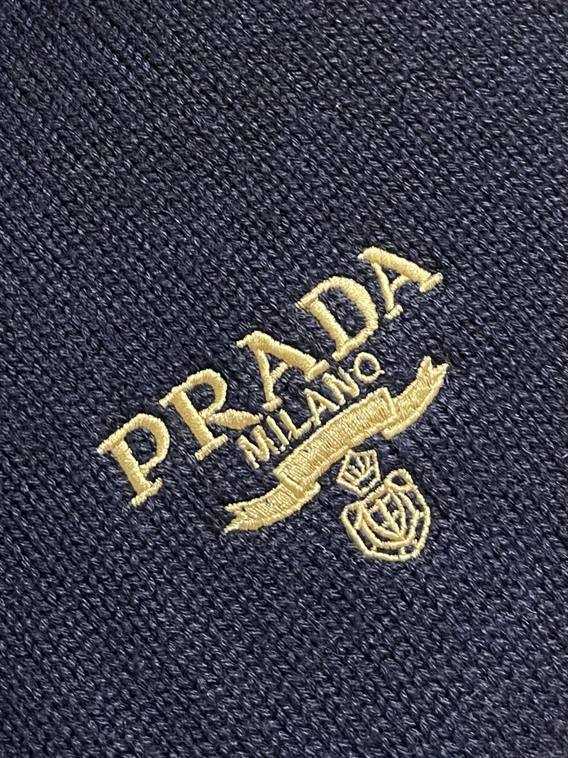 
PRADA 2025SS秋季新款圆领针织毛衣，以当季色调传递典雅韵味，成就日常搭配佳选。左侧刺绣含蓄标