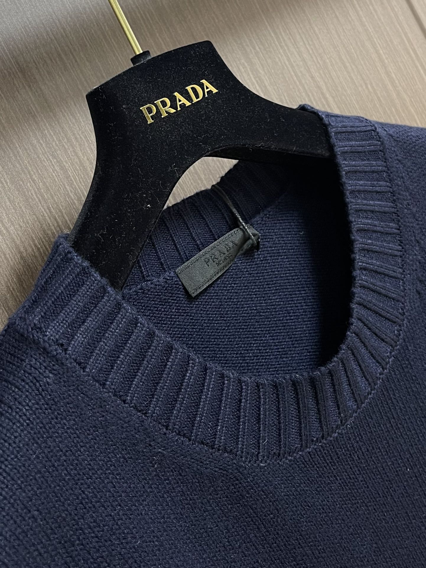 
PRADA 2025SS秋季新款圆领针织毛衣，以当季色调传递典雅韵味，成就日常搭配佳选。左侧刺绣含蓄标