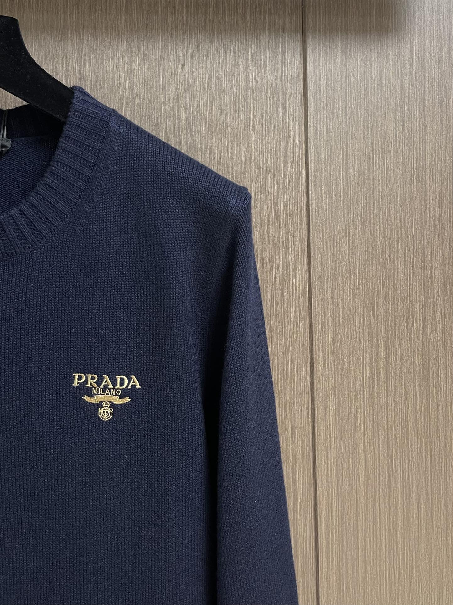 
PRADA 2025SS秋季新款圆领针织毛衣，以当季色调传递典雅韵味，成就日常搭配佳选。左侧刺绣含蓄标
