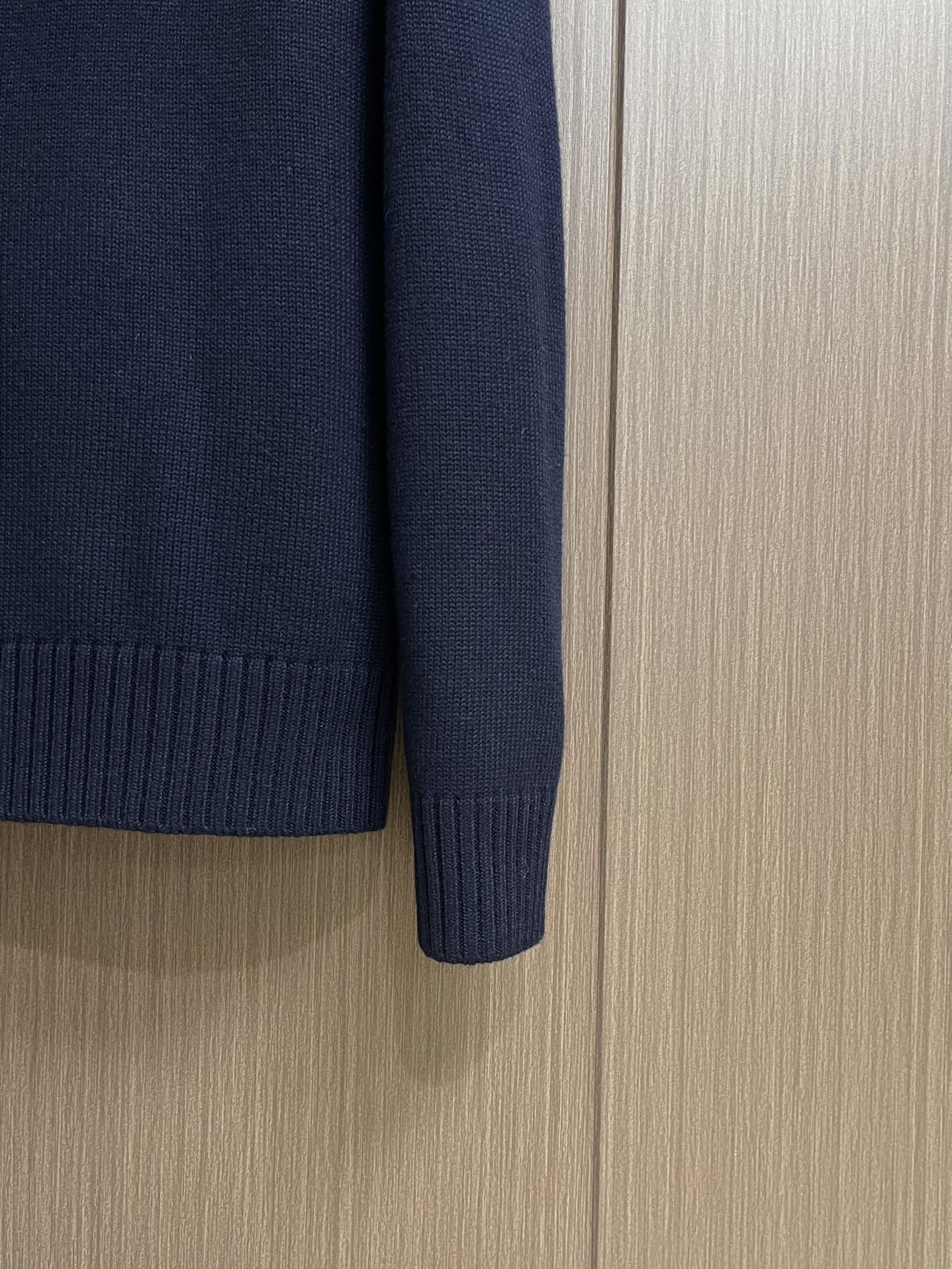 
PRADA 2025SS秋季新款圆领针织毛衣，以当季色调传递典雅韵味，成就日常搭配佳选。左侧刺绣含蓄标