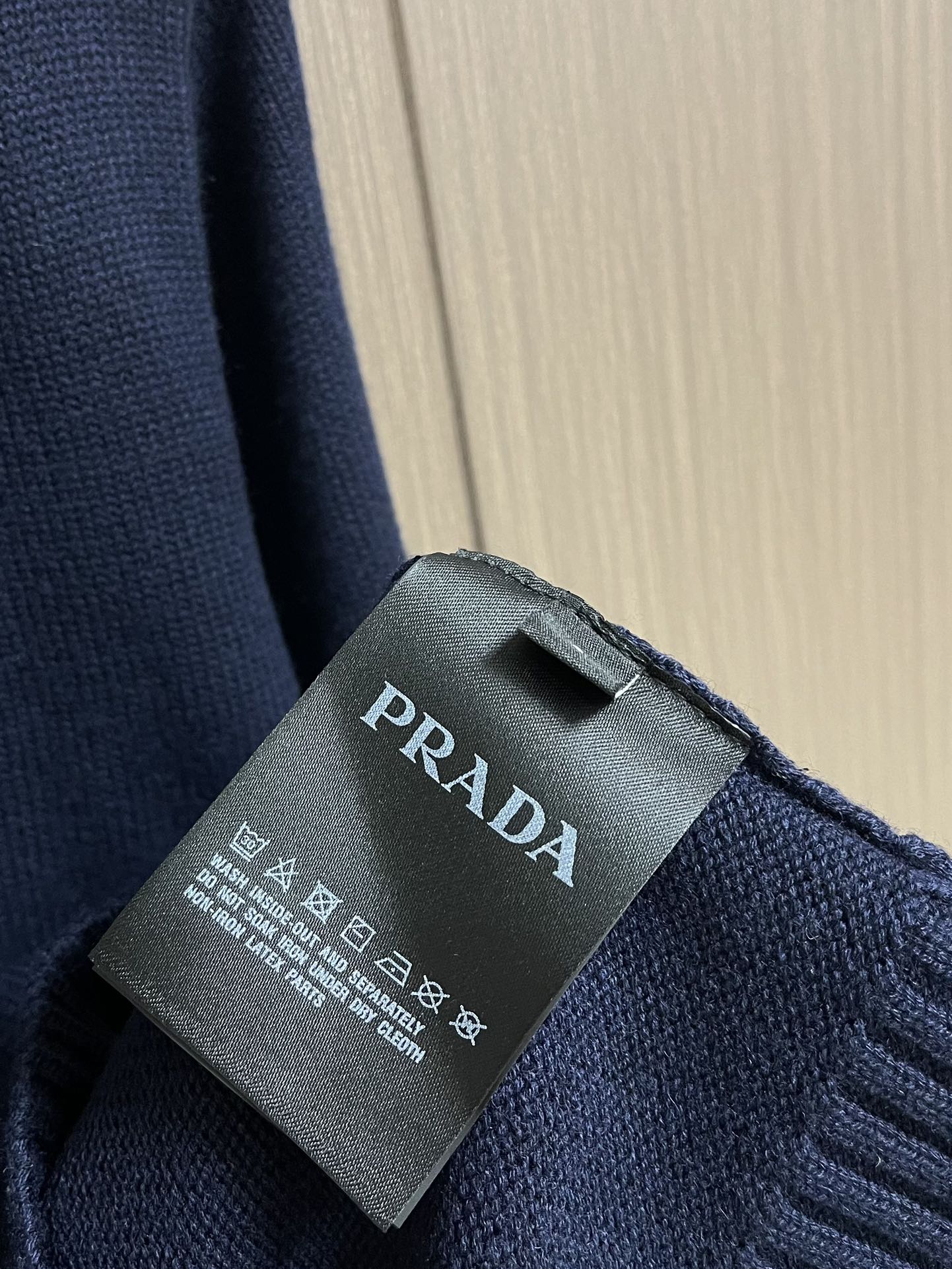 
PRADA 2025SS秋季新款圆领针织毛衣，以当季色调传递典雅韵味，成就日常搭配佳选。左侧刺绣含蓄标