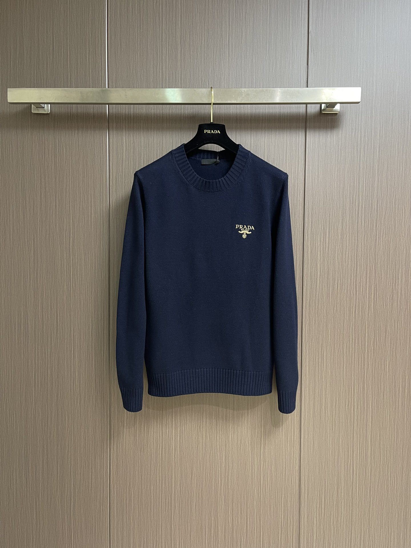 NO:518351,PRADA 2025SS autumn new round-neck knitted sweater, conveying elegant charm with seasonal tones, making it a good choice for daily matching. The left embroidery implicitly marks the brand identity, the letters are three-dimensional embroidery, fine workmanship, fashionable and atmospheric, and comfortable skin. Size M-XXL,,prada, sweaters, alexander wang19860909PRADA 2025SS秋季新款圆领针织毛衣,以当季色调传递典雅韵味,成就日常搭配佳选.左侧刺绣含蓄标注品牌身份,字母立体刺绣工艺、做工精细、时尚大气、贴肤舒适.尺码M-XXL,,prada,sweaters,alexander wang,Men's clothing