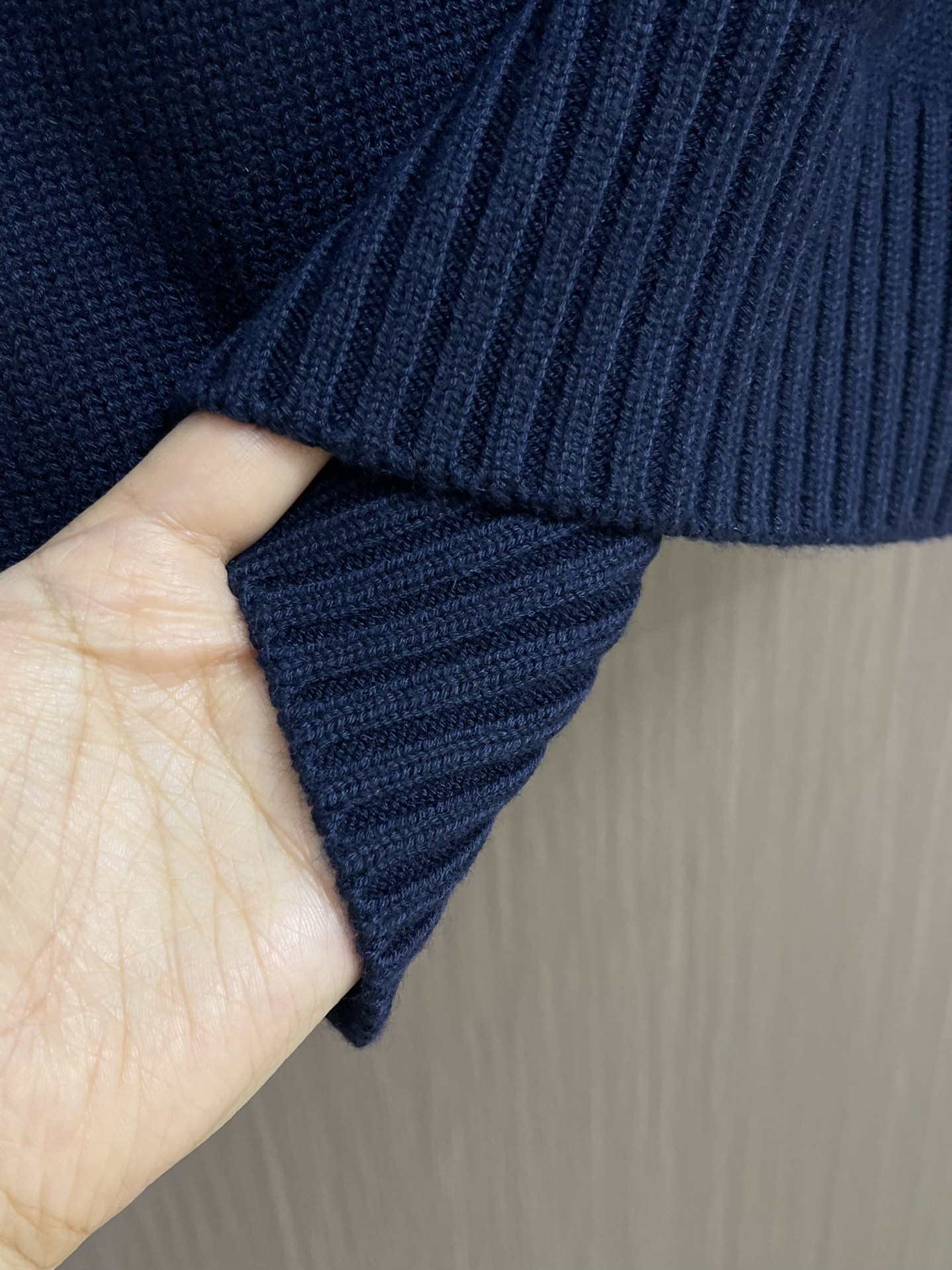 
PRADA 2025SS秋季新款圆领针织毛衣，以当季色调传递典雅韵味，成就日常搭配佳选。左侧刺绣含蓄标