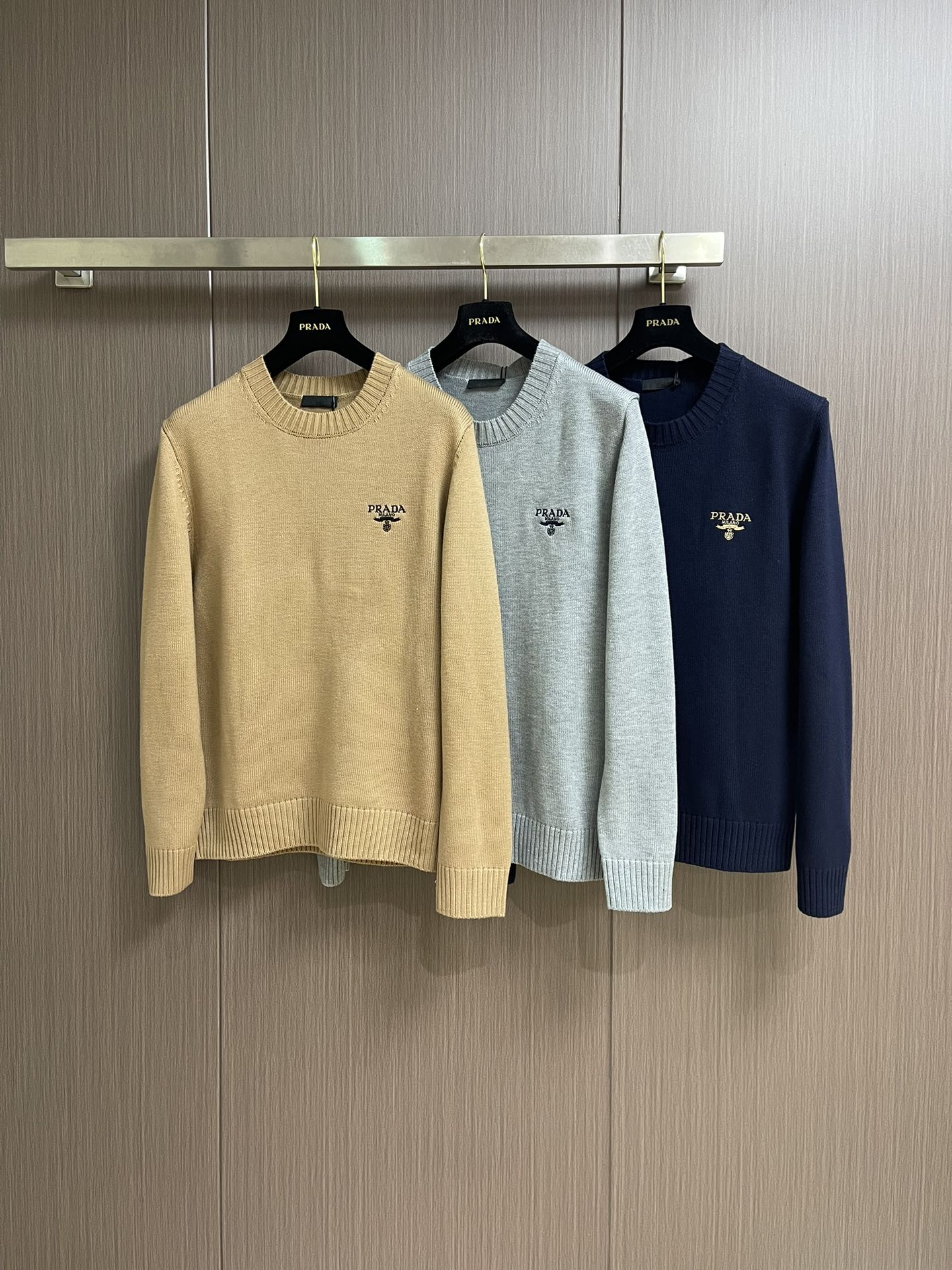 
PRADA 2025SS秋季新款圆领针织毛衣，以当季色调传递典雅韵味，成就日常搭配佳选。左侧刺绣含蓄标