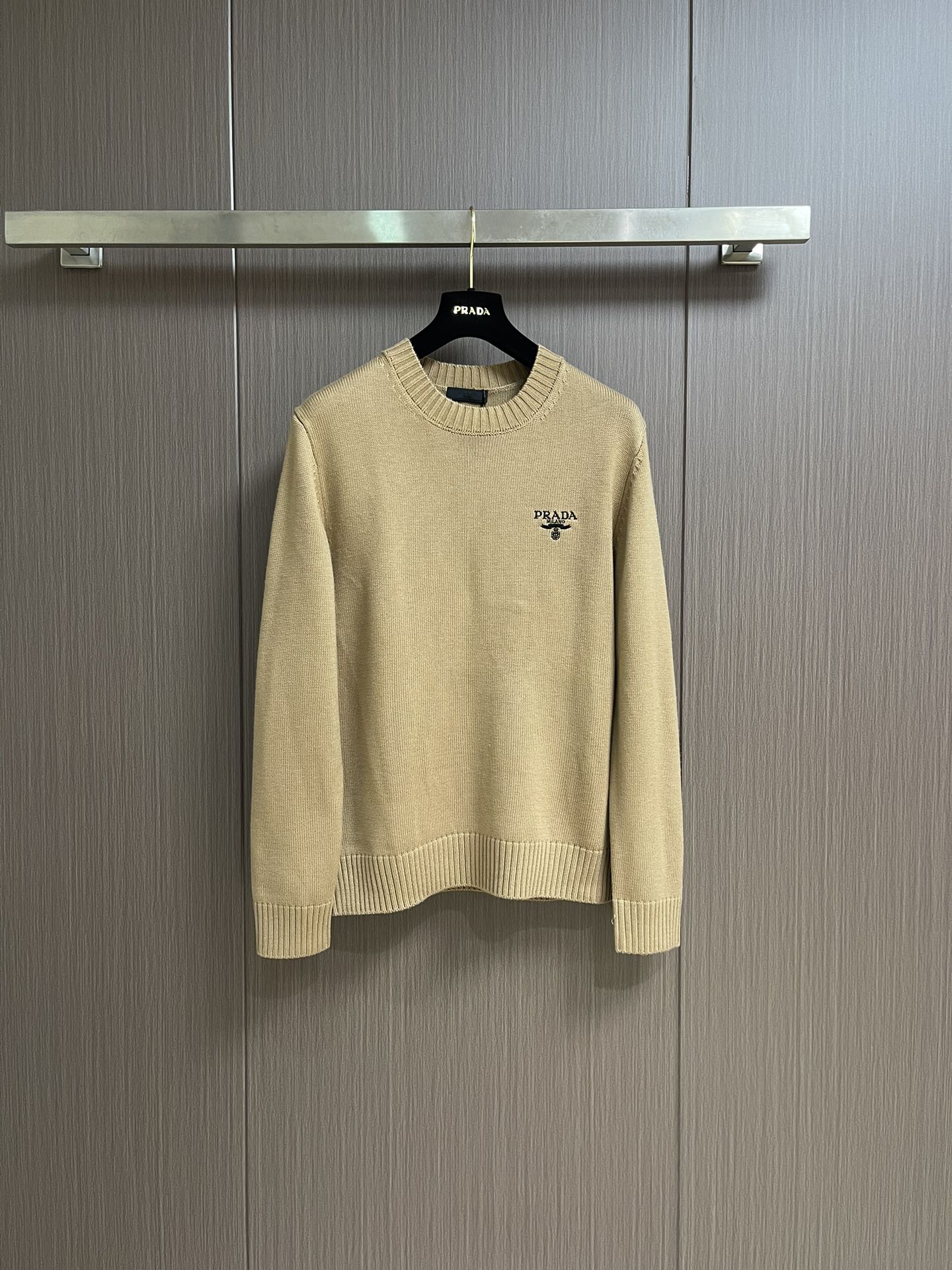 
PRADA 2025SS秋季新款圆领针织毛衣，以当季色调传递典雅韵味，成就日常搭配佳选。左侧刺绣含蓄标