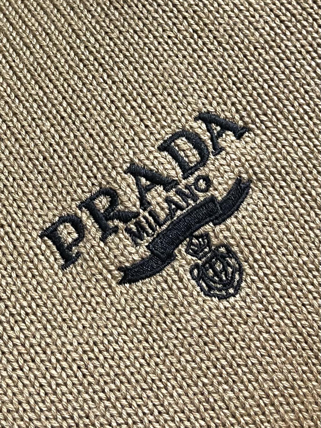 
PRADA 2025SS秋季新款圆领针织毛衣，以当季色调传递典雅韵味，成就日常搭配佳选。左侧刺绣含蓄标