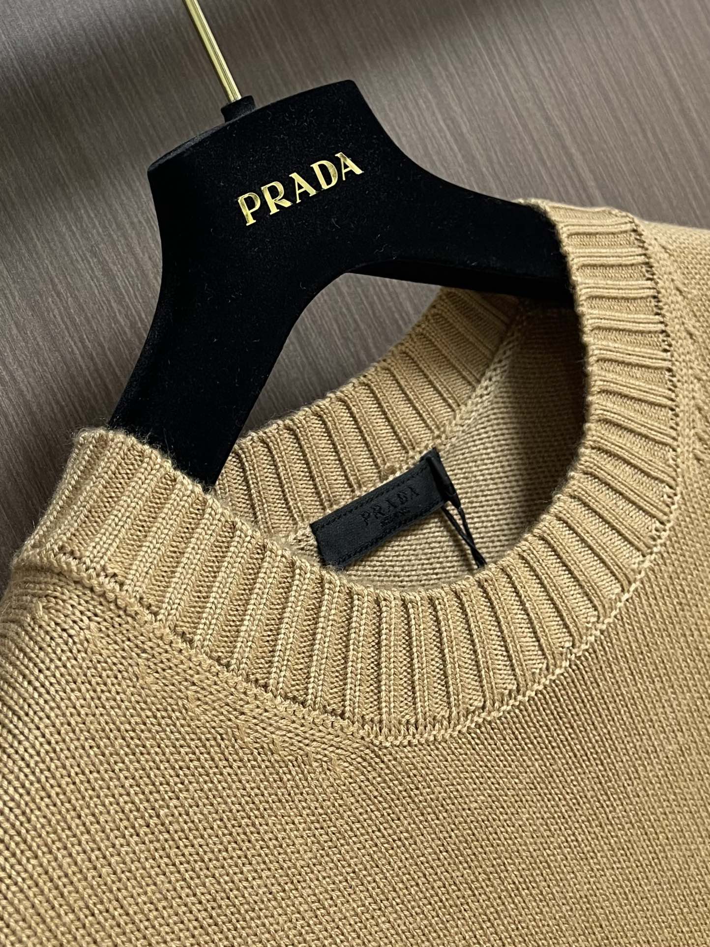 
PRADA 2025SS秋季新款圆领针织毛衣，以当季色调传递典雅韵味，成就日常搭配佳选。左侧刺绣含蓄标