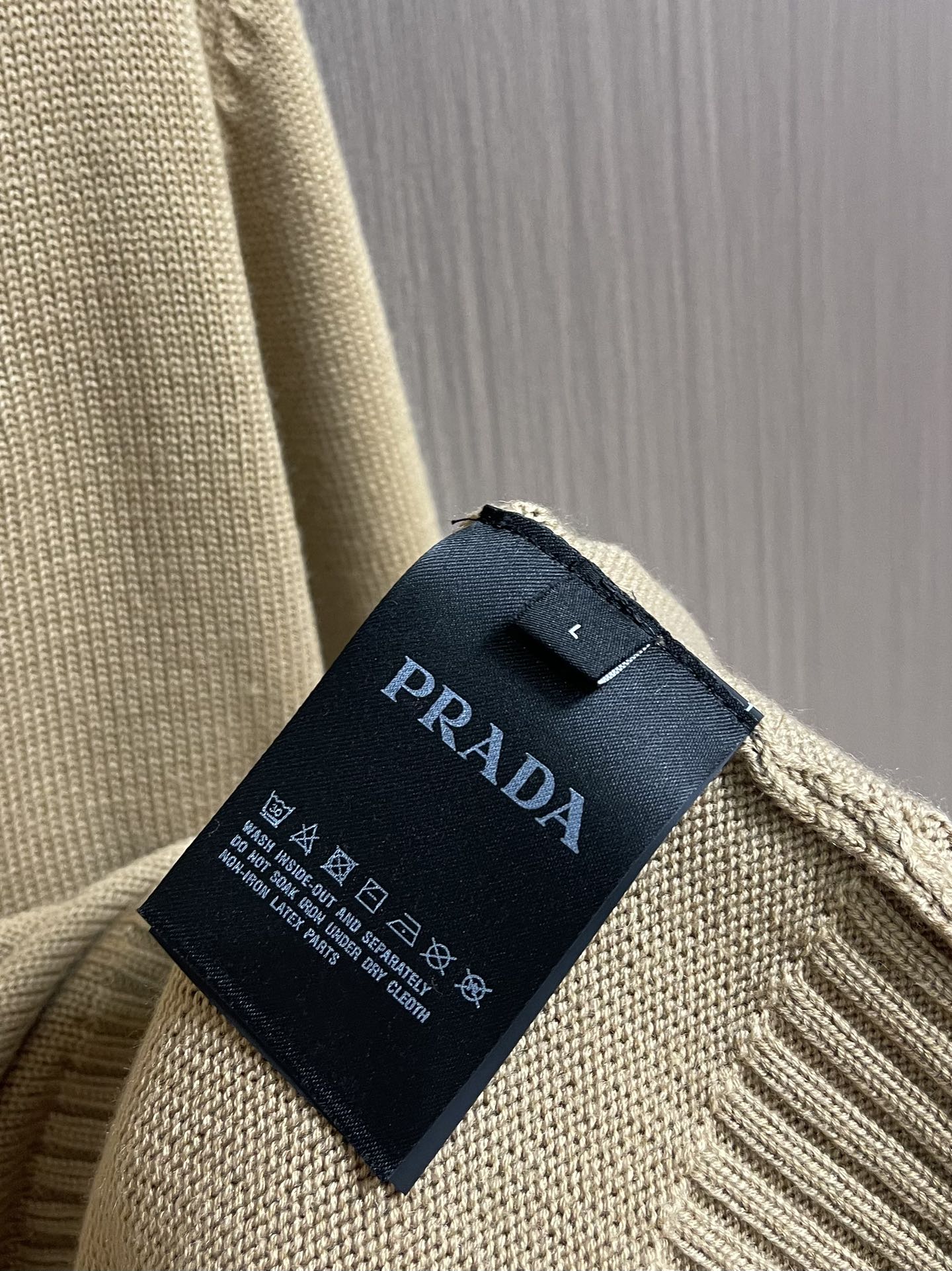 
PRADA 2025SS秋季新款圆领针织毛衣，以当季色调传递典雅韵味，成就日常搭配佳选。左侧刺绣含蓄标