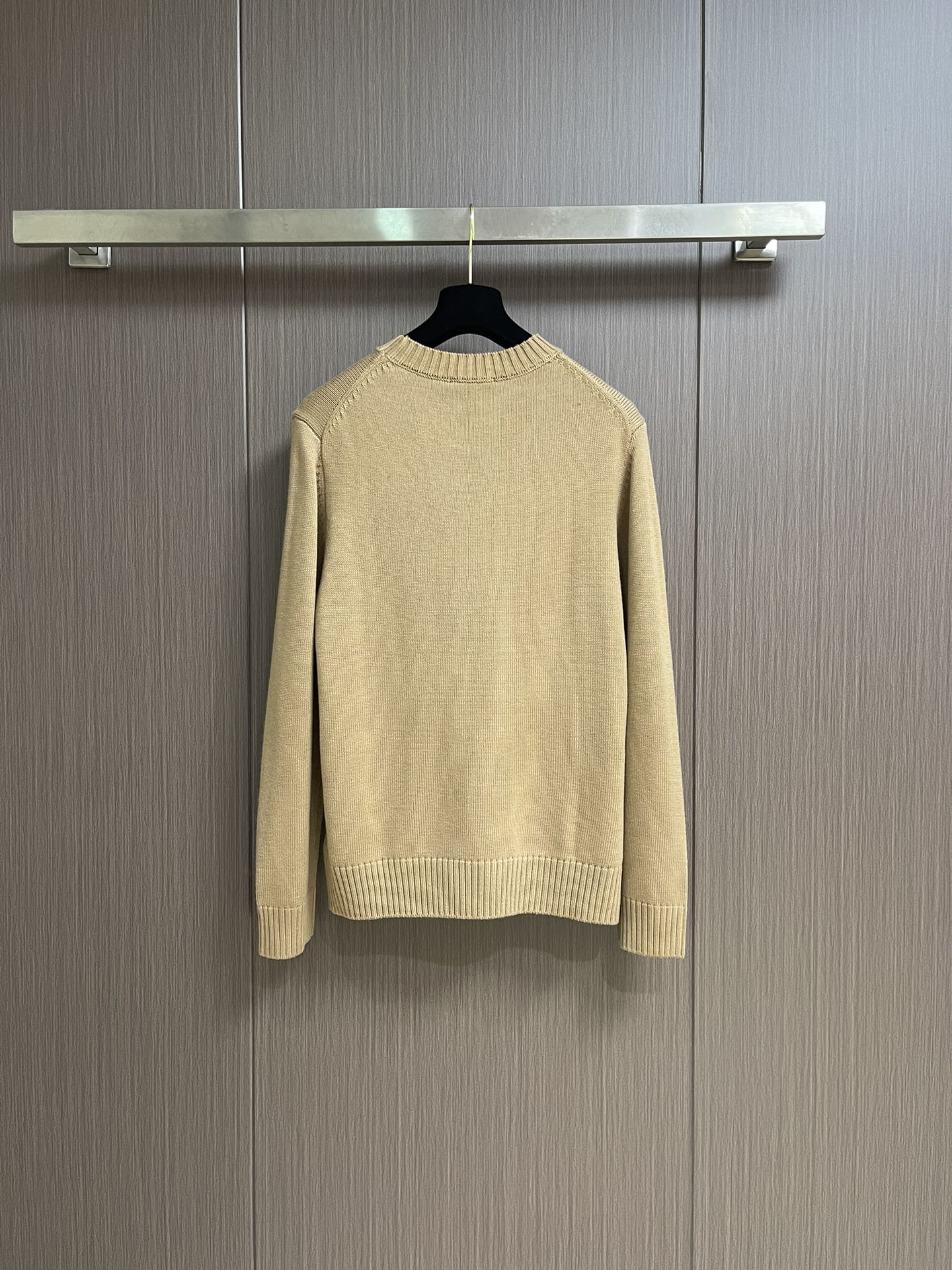 
PRADA 2025SS秋季新款圆领针织毛衣，以当季色调传递典雅韵味，成就日常搭配佳选。左侧刺绣含蓄标