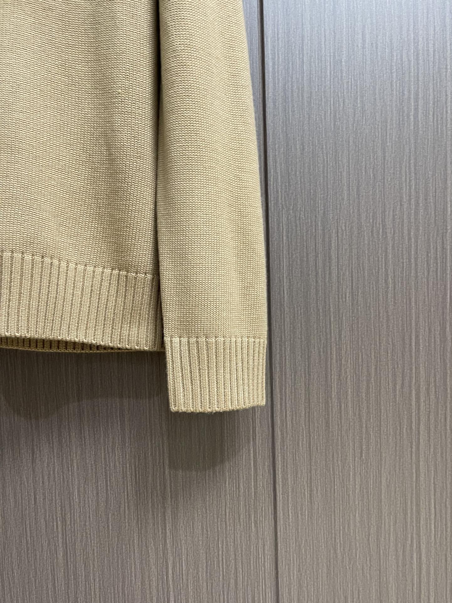 
PRADA 2025SS秋季新款圆领针织毛衣，以当季色调传递典雅韵味，成就日常搭配佳选。左侧刺绣含蓄标