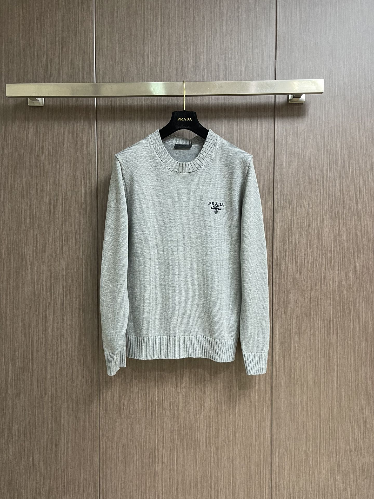 
PRADA 2025SS秋季新款圆领针织毛衣，以当季色调传递典雅韵味，成就日常搭配佳选。左侧刺绣含蓄标