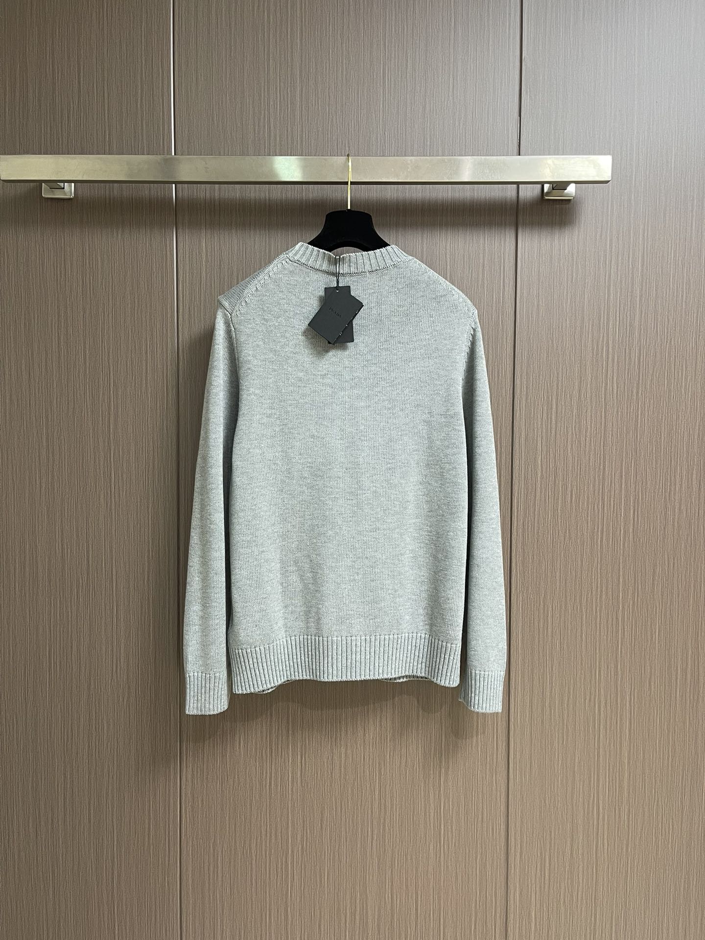 
PRADA 2025SS秋季新款圆领针织毛衣，以当季色调传递典雅韵味，成就日常搭配佳选。左侧刺绣含蓄标