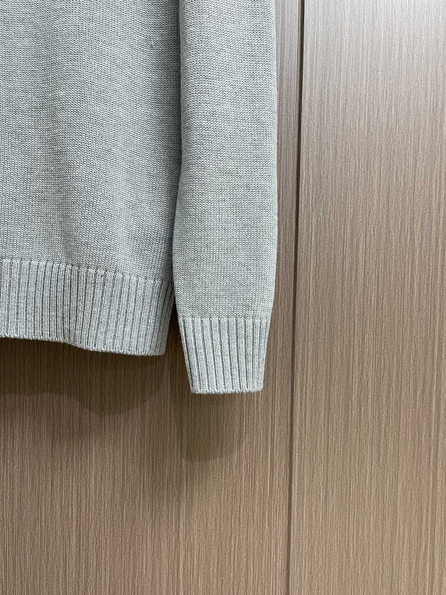 
PRADA 2025SS秋季新款圆领针织毛衣，以当季色调传递典雅韵味，成就日常搭配佳选。左侧刺绣含蓄标