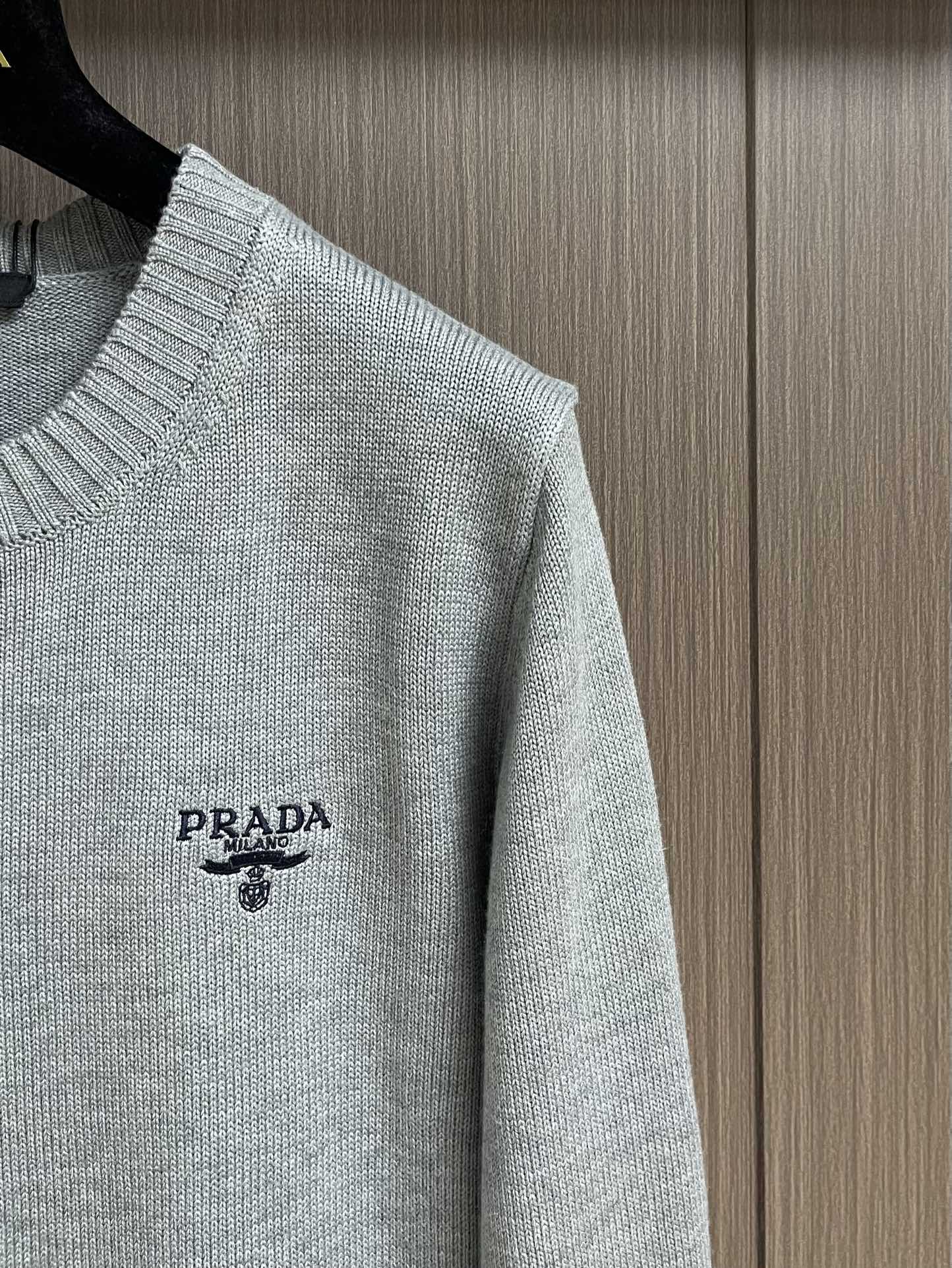 
PRADA 2025SS秋季新款圆领针织毛衣，以当季色调传递典雅韵味，成就日常搭配佳选。左侧刺绣含蓄标