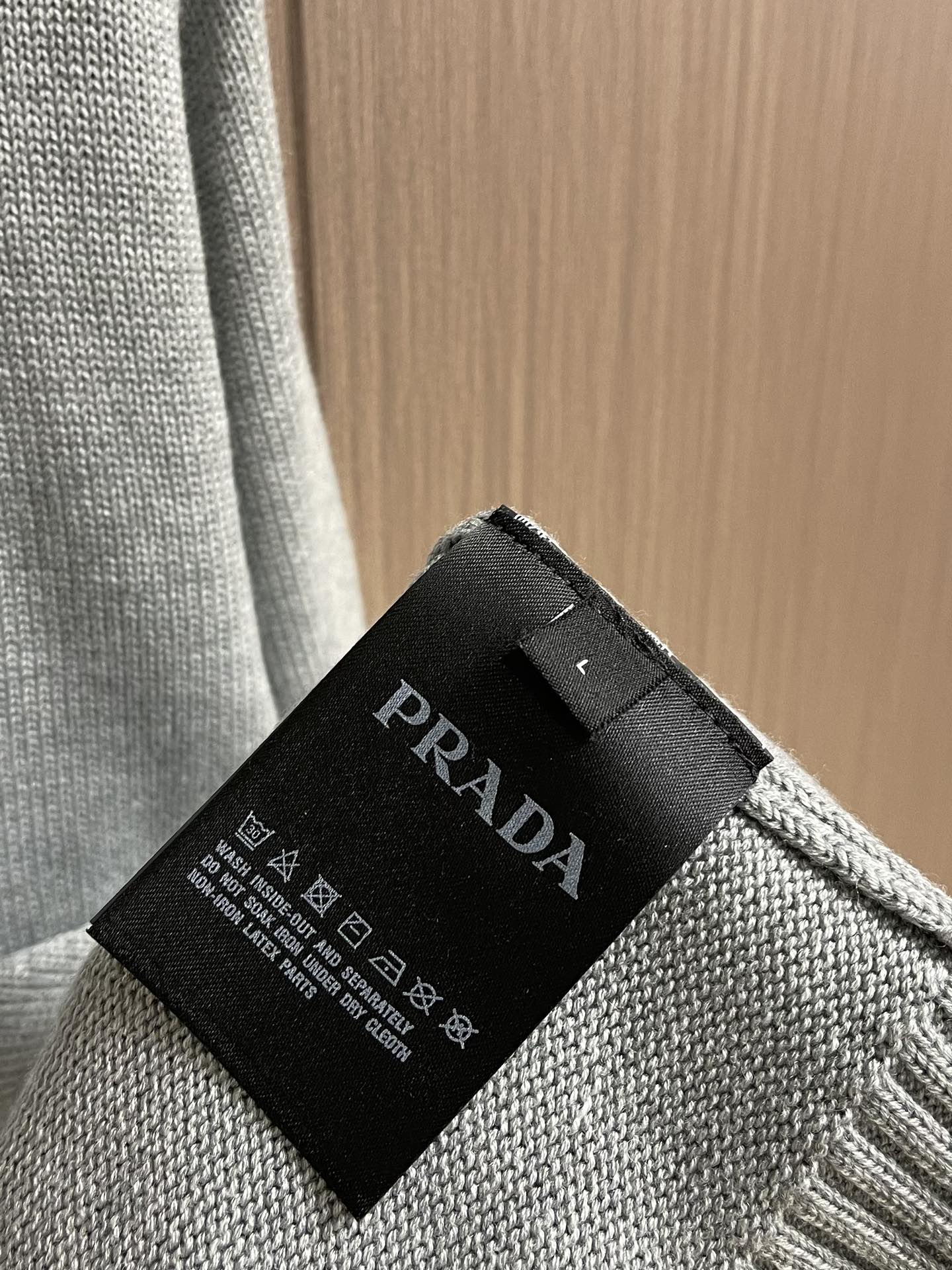 
PRADA 2025SS秋季新款圆领针织毛衣，以当季色调传递典雅韵味，成就日常搭配佳选。左侧刺绣含蓄标