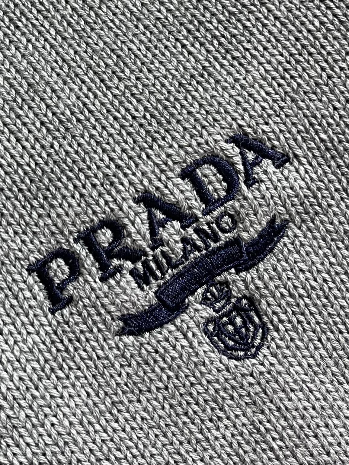 
PRADA 2025SS秋季新款圆领针织毛衣，以当季色调传递典雅韵味，成就日常搭配佳选。左侧刺绣含蓄标