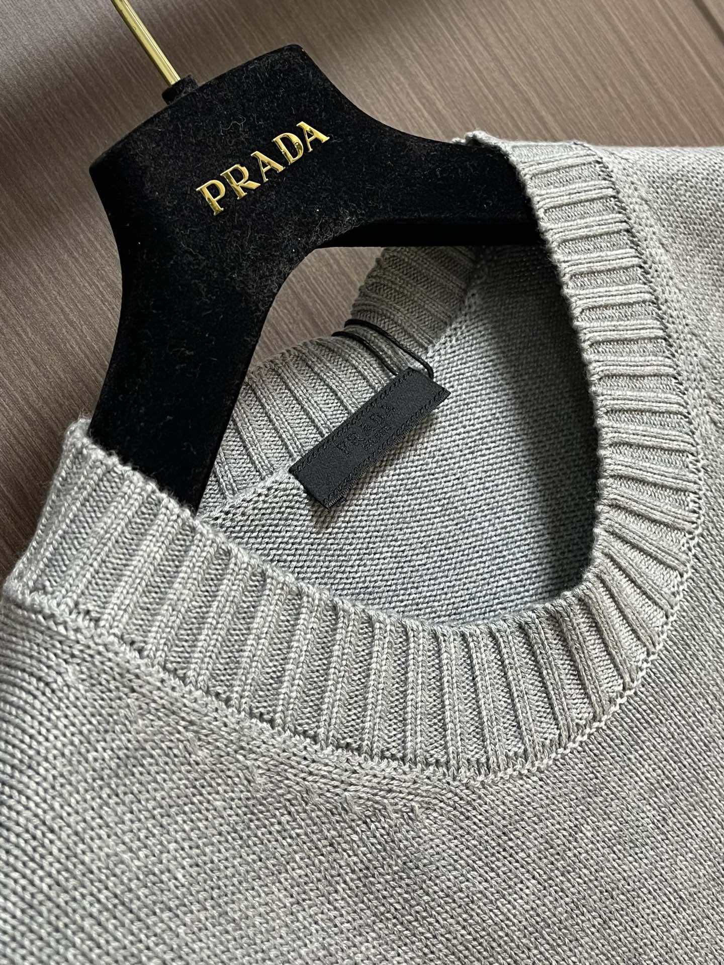 
PRADA 2025SS秋季新款圆领针织毛衣，以当季色调传递典雅韵味，成就日常搭配佳选。左侧刺绣含蓄标